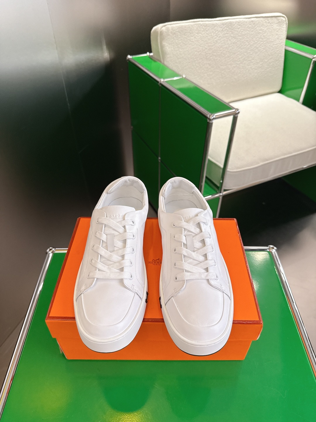 NO:558951,Top version (k046) Hermes Kiddy series loafers casual shoes This Kiddy series calfskin and suede goatskin are lace-free and decorated with iconic 'H' details. The design is simple and smooth, creating a fashionable urban look. Delivery is exquisite packaging. The fabric is original custom-made imported first-layer cowhide. The lining is imported soft sheepskin. The sole is original molded non-slip TPU material. The bottom thickness is 2.5CM. Size:  Men's 39-45 (45 customized, non-refundable), casual shoes/sports shoes, hermes, hermes, loafers, sneakers, cowhide, sheepskin, chamois leather19860909顶级版本(k046) Hermes爱马仕 Kiddy系列 乐福鞋 休闲鞋 这款Kiddy系列小牛皮和麂皮山羊皮免系带,饰有标志性“H”细节.设计简约流畅,打造时尚都市造型 配送精美包装 面料原版定制进口头层牛皮 内里进口柔软羊皮 鞋底原版开模防滑TPU材质 底厚2.5CM 尺码: 男款39-45（45定制不退换）,休闲鞋/运动鞋,hermes,hermes,loafers,sneakers,cowhide,sheepskin,chamois leather,Women's Shoes