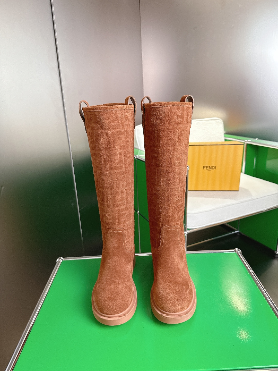 NO:558948,Short length (k023) Fendi Fendi 25 new autumn and winter short boots, high boots knight boots, FD has released beautiful boots again. High-grade suede cowhide fabric, classic FF presbyopia high-grade special embossing. Original molded split hardware. The motorcycle shape is fashionable and avant-garde. The upper foot is very comfortable. Sheepskin lining, TPU original outsole. Thickness 3.5CM. The original complete set is very good-looking. The fried chicken on the feet will make you look slim!  A must-have item for winter!  Size:35-40.,boots,fendi,fendi,boots,cowhide,sheepskin19860909短款长(k023) Fendi 芬迪 25新秋冬短靴 高筒靴骑士靴 FD又出美靴啦 高级反绒牛皮面料,经典 FF老花高级特殊压印 开模原版分体五金 机车造型时尚前卫,上脚非常舒适、内里羊皮、TPU 原版大底 厚度3.5CM 原版全套极好看,上脚炒鸡显瘦呀！冬季必备决绝子单品！ 码数:35-40.,靴子,fendi,fendi,boots,cowhide,sheepskin,Women's Shoes