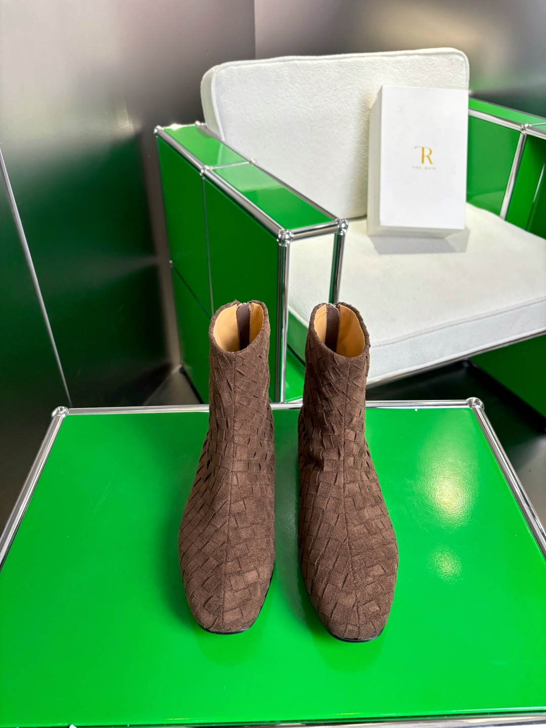 NO:558939,k048The Row hand-knitted flat short boots outline a silent sense of luxury in a minimalist style and become a tacit understanding for those who understand quality. The round toe design is a gentle footnote and is suitable for every foot type. The short boot leg neatly wraps the ankle. The line extends from the toe to the boot collar. There is no unnecessary decoration but a sculptural silhouette - this is The Row's signature aesthetic. It is a 'universal match' in the wardrobe. Water-dyed cowhide lining. Injection-molded leather outsole.  Size 35-39 (40.41 customized), boots, cowhide, Leather soles19860909k048The Row手工编织平底短靴 以极简之姿勾勒出静默的高级感 成为懂质感者的足下默契. 圆头设计是温柔的注脚 适合每种脚型 短靴筒利落包裹脚踝 线条从鞋头延伸至靴口 没有多余装饰却自带雕塑般的轮廓感—— 这正是The Row的标志性美学 它是衣橱里的“万能搭” 水染牛皮内里 大底注塑真皮大底 码数35-39（40.41 定制）,靴子,boots,cowhide,Leather soles,Women's Shoes