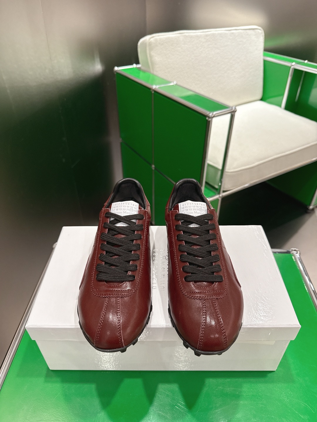 NO:558936,(k049) Maison Margiela 2025 Autumn and Winter Series Forrest Gump moral training shoes for couples. The outline of the new Sprinters sneakers is made of distressed soft cowhide, inspired by retro running shoes. Through distressing, stitching, splicing and other processes, the single product is given new life and beauty. The tongue is decorated with classic number logos, with anti-slip spike soles, and the tail is decorated with the iconic white stitching logo, full of craftsmanship. Fabric: Cowhide  Original rubber outsole Size: 35-39 40-44 (40 for women and 45 for men, customized), Mary Jane, masion margiela, mary jane, sneakers, cowhide19860909(k049) Maison Margiela 马吉拉2025秋冬系列情侣款阿甘鞋德训鞋 新款Sprinters运动鞋轮廓采用做旧植柔牛皮制成,灵感来源于复古跑鞋.通过做旧、缝线、拼接等工艺,赋予单品新的生命和美感.舌头饰有经典的数字标志,搭配有防滑的钉状鞋底,鞋尾饰有标志性的白色缝线logo,充满工艺感. 面料:牛皮 原版橡胶大底 码数:35-39 40-44(女40男45定做),玛丽珍,masion margiela,mary jane,sneakers,cowhide,Women's Shoes