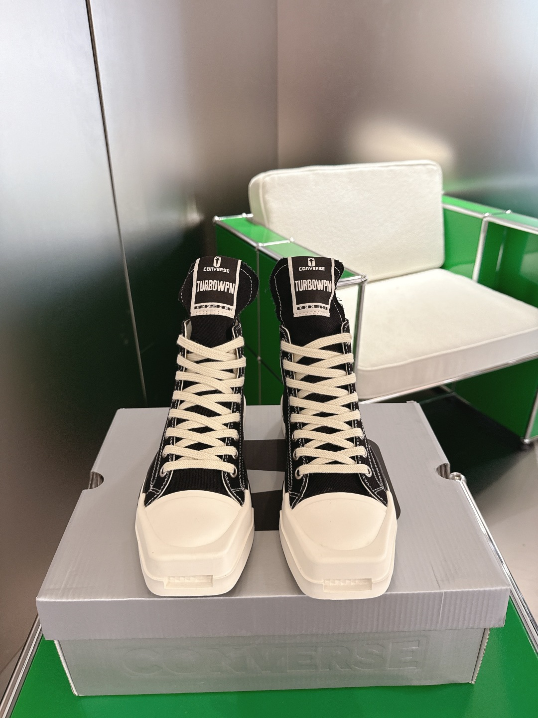 NO:650930,(k011)Ri Owens DRKSH x Chu 70 DBL Drksta Simple and trendy high-top casual canvas shoes Bold and avant-garde 'double-layer' soles, one step higher and integrated with the avant-garde temperament of the line aesthetics to unlock the 'new height' of classic reinvention. The double bold design breaks the rules, with the iconic extended tongue and high-profile avant-garde edge, allowing you to feel double happiness. Size 36-45, casual shoes/sports shoes, sneakers19860909(k011)Ri Owens DRKSH x Chu 70 DBL Drksta 简约潮流 高帮休闲帆布鞋 大胆先锋的“双层”鞋底,一步增高融入先锋气质的线条美学解锁经典重塑“新高度” 双倍大胆设计打破常规,搭配标志性的加长鞋舌高调呈现前卫锋芒,让你感受双倍快乐 码数36-45,休闲鞋/运动鞋,sneakers,Women's Shoes