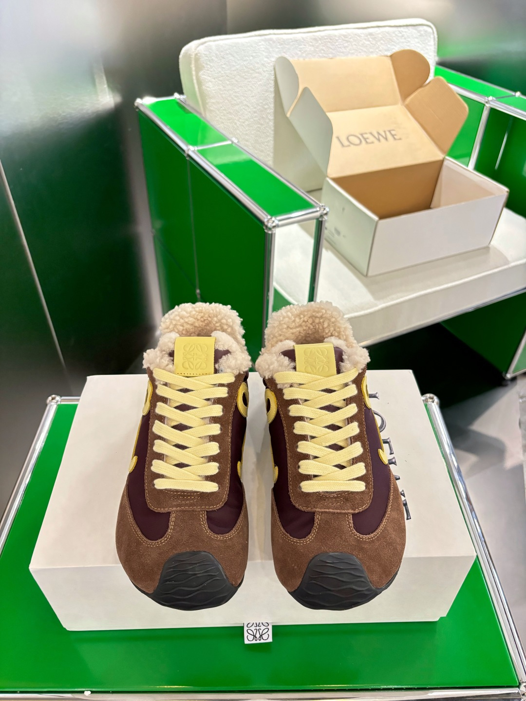 NO:561053,k051Loewe 2025 Paris Fashion Week new balletrunner ballet sneakers Maori are classic and fall in love at first sight!  The minimalist style of splicing is really the ultimate!  It is so versatile that you can wear it casually and it can be very high-end. It is very lightweight and can be used for shopping without stress!  Incomparably comfortable on the feet, light and weight-free, I really love it when I go out on the street!  There is still a slight increase in height without kicking. The upper material is cowhide stitched with original fabric. The shoe lining is made of sheepskin. The sole material is wear-resistant rubber combined sole. Size 35-45, casual shoes/sports shoes, loewe, sneakers, cowhide, sheepskin19860909k051Loewe 2025巴黎时装周新balletrunner 芭蕾运动鞋毛里 经典一眼就爱上的！拼接的极简风格真的做到极致！实在太百搭,随便穿搭就可以很高级,很轻便,逛街暴走无压力！上脚无敌舒适,轻盈无负重感,出街真的爱了！不打脚还有点小增 高 鞋面材质牛皮拼接原版布料 鞋里材质羊皮 鞋底材质耐磨橡胶组合底可选 尺码35-45,休闲鞋/运动鞋,loewe,sneakers,cowhide,sheepskin,Women's Shoes