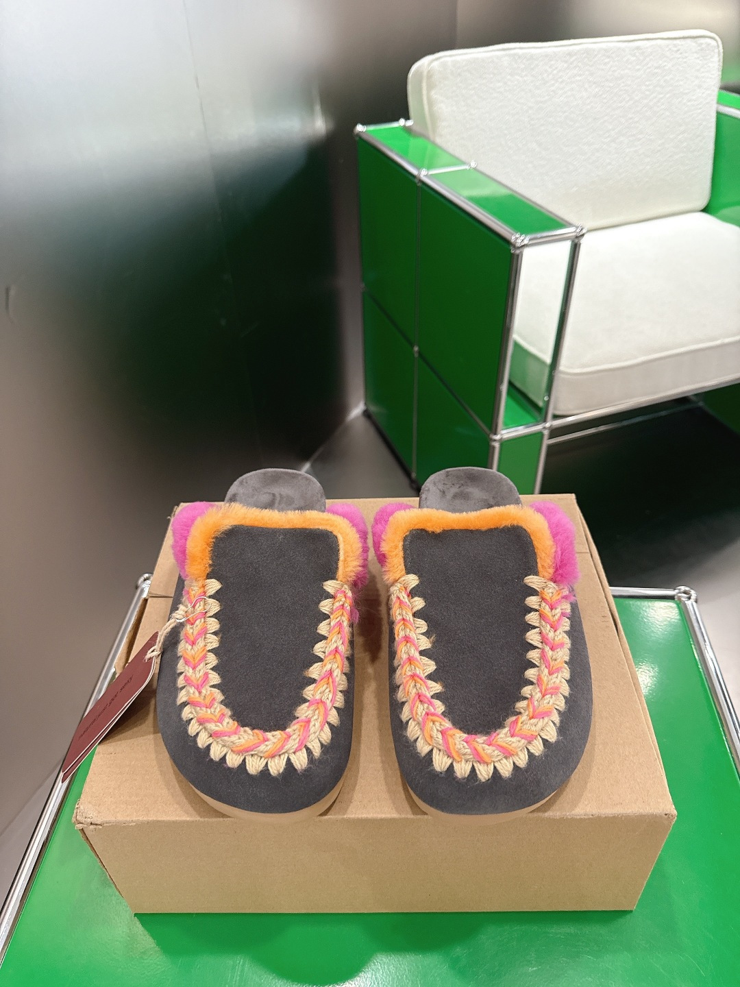 NO:561037,k029 MOU Niche trendy brand 25ss new autumn and winter products Boken wool slippers. A pair of elastic thick-soled wool slippers at home without losing comfort and sophistication. A pair of stretchy thick-soled wool slippers are lazy and warm. The soles of the feet are like being caught in a gentle embrace. The combination of soft sheepskin and fur makes winter full of Maillard romance, whether out or at home. Suede upper/heavy industrial ethnic style hand-made edging. Wool lining on the sole. Original soft rubber outsole.  Size35-39 (40.41 customized, non-refundable), semi-slippers, slippers, sheepskin, chamois leather19860909k029 MOU 小众潮牌 25ss秋冬新品 博肯 毛拖 居家不失舒适与精致一双弹力厚底羊毛拖鞋慵懒而温暖 脚掌如同陷入了轻柔的拥抱中柔软的羊皮毛一体皮料结合无论外出还是居家 让冬季充满美拉德浪漫 鞋面麂皮鞋面/重工民族风手工衍边 内里垫脚羊毛 鞋底原版软橡胶大底 Size35-39(40.41定做不退换),半拖毛毛鞋,slippers,sheepskin,chamois leather,Women's Shoes