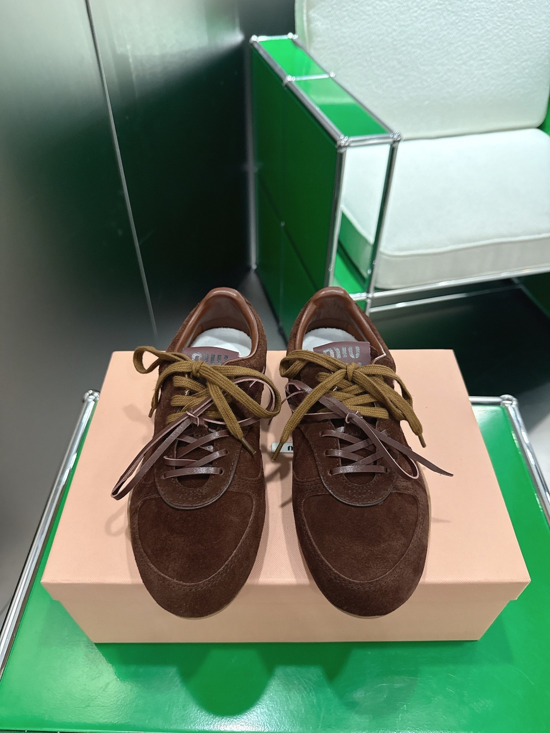 NO:561072,k018MIU MIU Miu Miu's new moral training shoes are a must-have for those with good looks. They are simple and high-end. They are very comfortable to wear with any combination. This is a must-buy for the year!  The latest catwalk style sports white shoes that are popular among domestic and foreign bloggers, the Xiaohongshu Zhongcao series, are retro and fashionable. The simple sports shoes design and highly recognizable tongue create a sweet casual style of Buddhism~~ It is full of aura and can be matched casually. Size.35-40, loafers, fur shoes, miumiu, loafers19860909k018MIU MIU 缪缪 新款德训鞋 颜值担当火爆款不得不入的一款 简约高级 随意搭配上脚非常舒适,年度必入款！ 最新走秀款运动小白鞋国内外博主刷爆的一款,小红书种草系列,复古又时髦上脚美炸了简约的运动板鞋设计,极具辨识度的鞋舌,打造佛系甜美的休闲风~~上脚气场十足随意搭配 size.35-40,乐福鞋毛毛鞋,miumiu,loafers,Women's Shoes