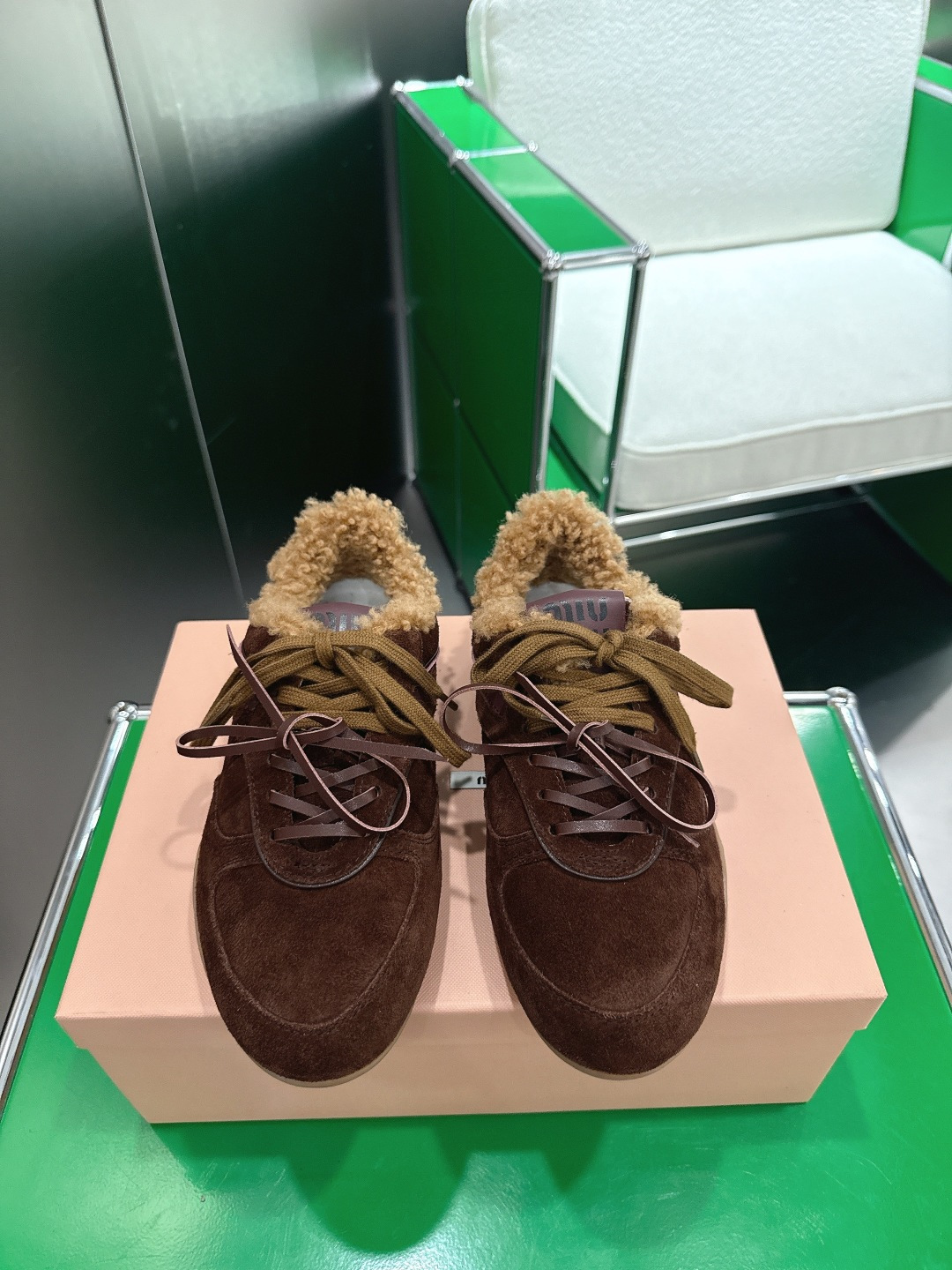 NO:561077,k018MIU MIU Miu Miu's new Dexun shoes are Maoli. They are a must-have for those with good looks. They are simple and high-end. They are very comfortable to wear with your feet. This is a must-have for the year!  The latest catwalk style sports white shoes that are popular among domestic and foreign bloggers, the Xiaohongshu Zhongcao series, are retro and fashionable. The simple sports shoes design and highly recognizable tongue create a sweet casual style of Buddhism~~ It is full of aura and can be matched casually. Size.35-40, loafers, fur shoes, miumiu, loafers19860909k018MIU MIU 缪缪 新款德训鞋毛里 颜值担当火爆款不得不入的一款 简约高级 随意搭配上脚非常舒适,年度必入款！ 最新走秀款运动小白鞋国内外博主刷爆的一款,小红书种草系列,复古又时髦上脚美炸了简约的运动板鞋设计,极具辨识度的鞋舌,打造佛系甜美的休闲风~~上脚气场十足随意搭配 size.35-40,乐福鞋毛毛鞋,miumiu,loafers,Women's Shoes