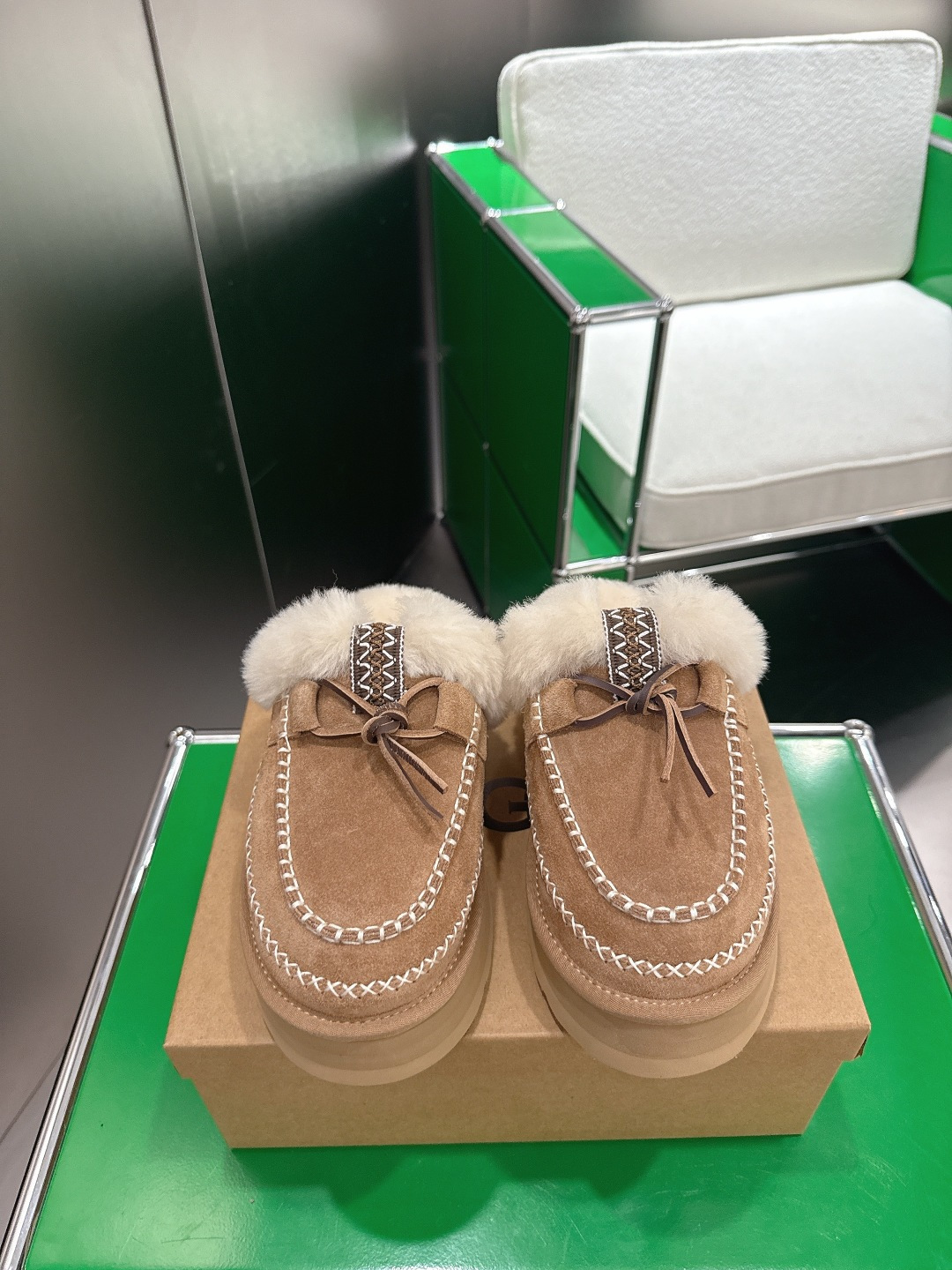 NO:561062,k010 UGG 2025ss latest winter half-drag. Very popular Internet celebrity model. Extremely handsome. A must-have item for goddesses when going out. Comfortable, breathable, versatile and unique fashionable style. ③ Half-drag. Made of cowhide. Imported wool lining, foam bottom size 35-40, snow boots, boots, cowhide19860909k010 UGG 2025ss最新冬款半拖  非常火爆的网红款帅到爆 女神出门必备神器、上脚舒适透气百搭别具时髦风格③半拖 面料牛皮.内里进口羊毛,泡沫底码数35-40,雪地靴,boots,cowhide,Women's Shoes