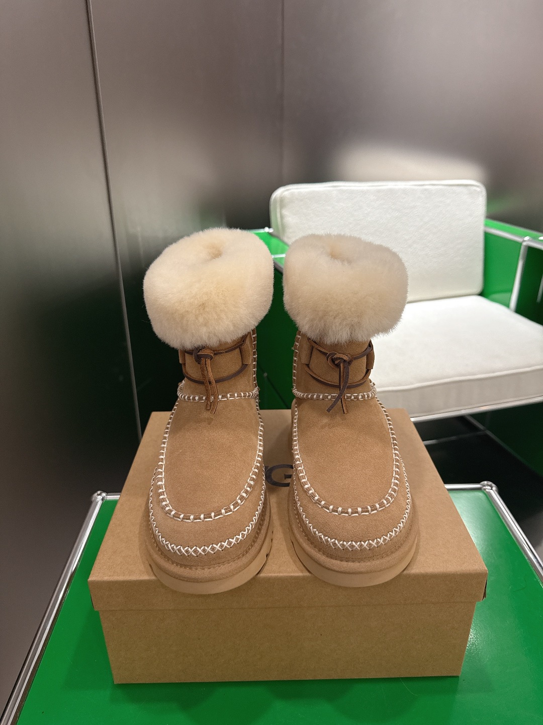 NO:561067,k010 UGG new autumn and winter snow boots, Alpine series furry shoes, short boots, comfortable and lightweight, suede with decorative stitching, unique color matching, both classic and fashionable, allowing you to easily stand out from the crowd. Size 35-40, snow boots, boots19860909k010 UGG 新款秋冬雪地靴 阿尔派系列毛毛鞋 短靴 舒适轻便 翻毛搭配装饰缝线独特的配色 即经典又时尚 让你在人群中轻松脱颖而出 码数35-40,雪地靴,boots,Women's Shoes