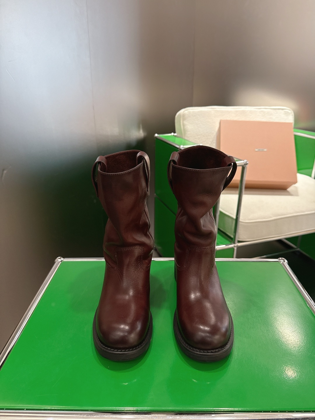 NO:561210,k018MiuMiu 2026 spring and summer catwalk style pile boots, slip-on short boots. The boots have natural pleats, are lazy and casual, and the half-inside design is light and not bulky, perfect for autumn and winter wear. The insoles are soft and comfortable to wear for a long time. They are suitable for Citywalk or daily outings. Inspired by the fusion of workplace and daily life, it is both strong and soft, practical and fashionable. It is one of the highlight items of this season!  The fabric is made of washed cowhide fabric. The original open-molded rubber sole is non-slip and wear-resistant. The size is 35-40 (customized at 40.41), boots, miumiu, boots, cowhide19860909k018MiuMiu 2026春夏走秀款堆堆靴 一脚蹬短靴 靴筒自然褶皱,慵懒随性,半内里设计轻薄不臃肿,秋冬穿搭氛围感满分. 鞋垫柔软,长时间穿也很舒适,Citywalk或日常出街都很合适.灵感融合职场与日常,刚柔并济,实用又时髦,是本季亮点单品之一！ 面料采用水洗牛皮面料 原版开模橡胶鞋底防滑耐磨 码数35-40（40.41订做）,靴子,miumiu,boots,cowhide,Women's Shoes