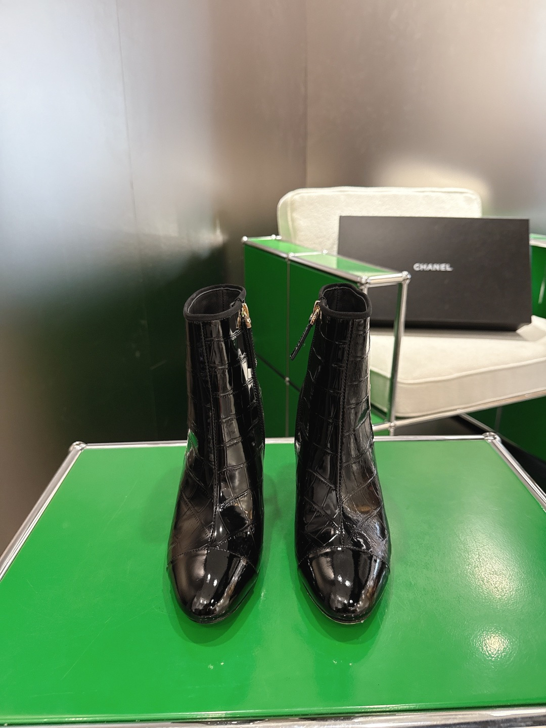 NO:561215,k044l Chanel 2025 new autumn and winter high-heeled short boots, exquisite electric letter heel boots, molded and drilled small mark 15 high boots upper; imported stone pattern calf butter lining; silk sheepskin feet; silk sheepskin outsole; Italian leather heel height; 8.5cm size; 35-39 custom-made 34-40-41-42, boots, chanel, boots, sheepskin19860909k044l 香奈儿2025新款秋冬高跟短靴 精致电渡字母跟靴口开模点钻小标15高靴 面；进口石头纹小牛油 内里；丝绸羊皮 垫脚；丝绸羊皮 大底；意大利真皮 跟高；8.5cm 码数；35-39订做34-40-41-42,靴子,chanel,boots,sheepskin,Women's Shoes