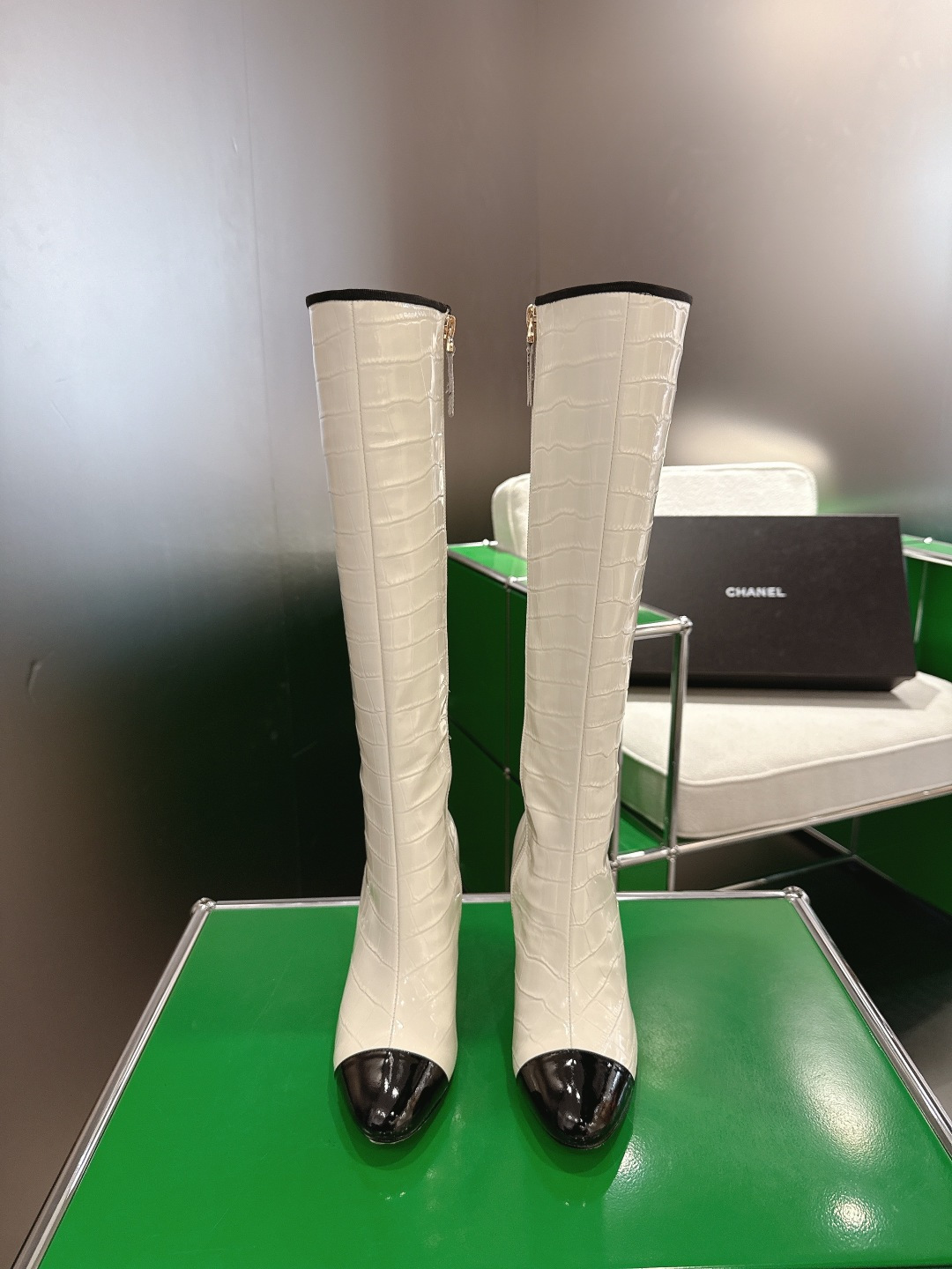 NO:561180,k044l Chanel 2025 new autumn and winter high-heeled boots, exquisite electric letter heel boots, molded and drilled small mark 15 high boots upper; imported stone pattern calf butter lining; silk sheepskin feet; silk sheepskin outsole; Italian leather heel height; 8.5cm size; 35-39 custom-made 34-40-41-42, boots, chanel, boots, sheepskin19860909k044l 香奈儿2025新款秋冬高跟长靴 精致电渡字母跟靴口开模点钻小标15高靴 面；进口石头纹小牛油 内里；丝绸羊皮 垫脚；丝绸羊皮 大底；意大利真皮 跟高；8.5cm 码数；35-39订做34-40-41-42,靴子,chanel,boots,sheepskin,Women's Shoes