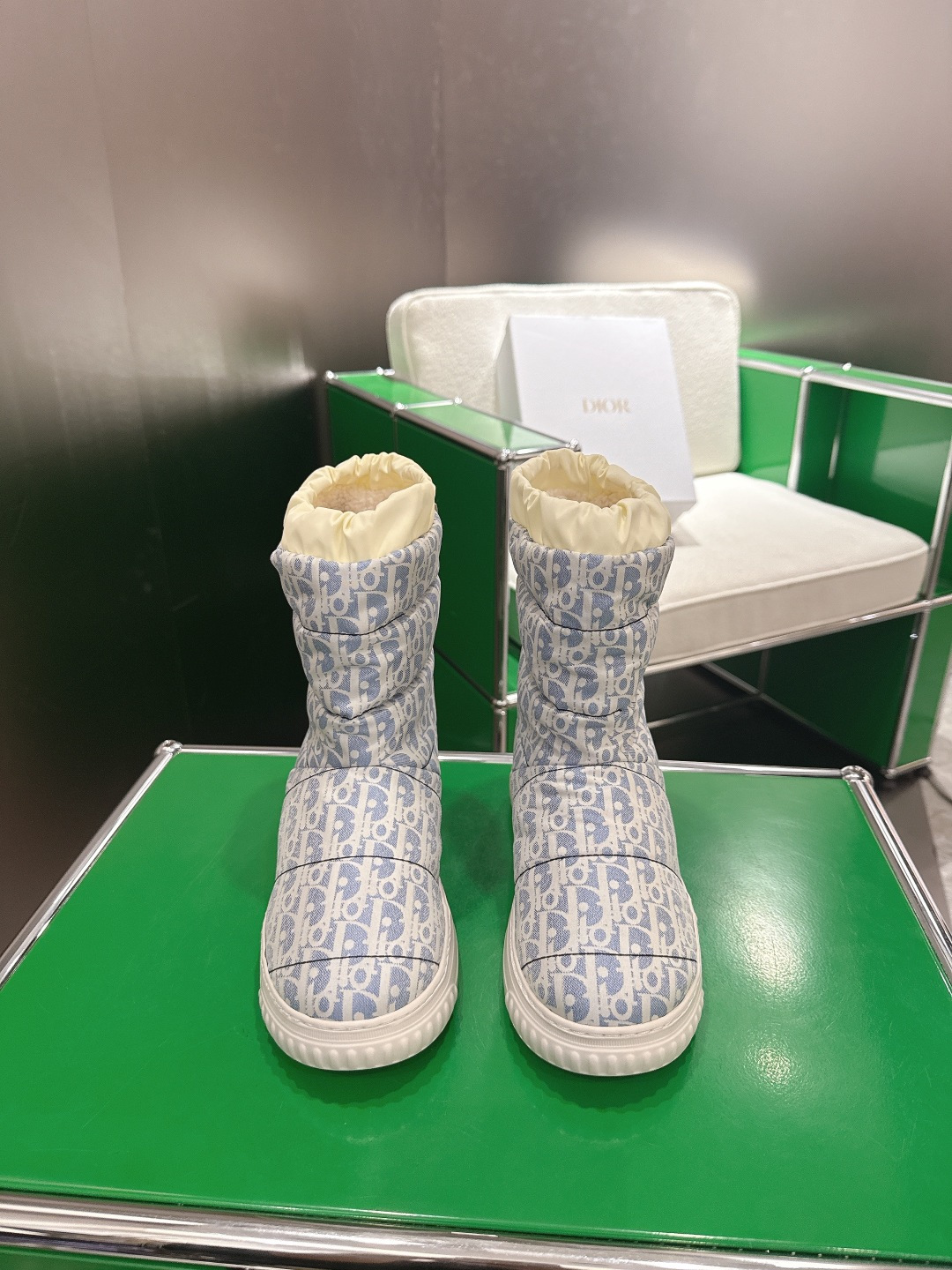 NO:562989,The top version of Dior Dior 2025sSD new autumn and winter warm down boots and fur boots and short boots. The original replica. The details are completely matched. The new fur boots are weather vane. Good-looking and very eye-catching. Simple and versatile. Original waterproof down cloth surface. Perfect craftsmanship. Velvet lining. Warm and super comfortable. Original EVA combination outsole.  Size 35-39 (40 is custom-made and non-refundable), snow boots, dior, dior, dior, boots, down jacket19860909顶级版本 Dior 迪奥 2025sSD家秋冬新款保暖羽 绒靴毛毛靴短靴 原版复刻 细节完全对版 全新毛靴风向标 好看 非常抢眼 简约百搭不平凡 原版防水羽绒布面 工艺完美 加绒内里 保暖超舒适 原版EVA组合大底 码数35-39（40定做不退换）,雪地靴,dior,dior,dior,boots,down jacket,Women's Shoes