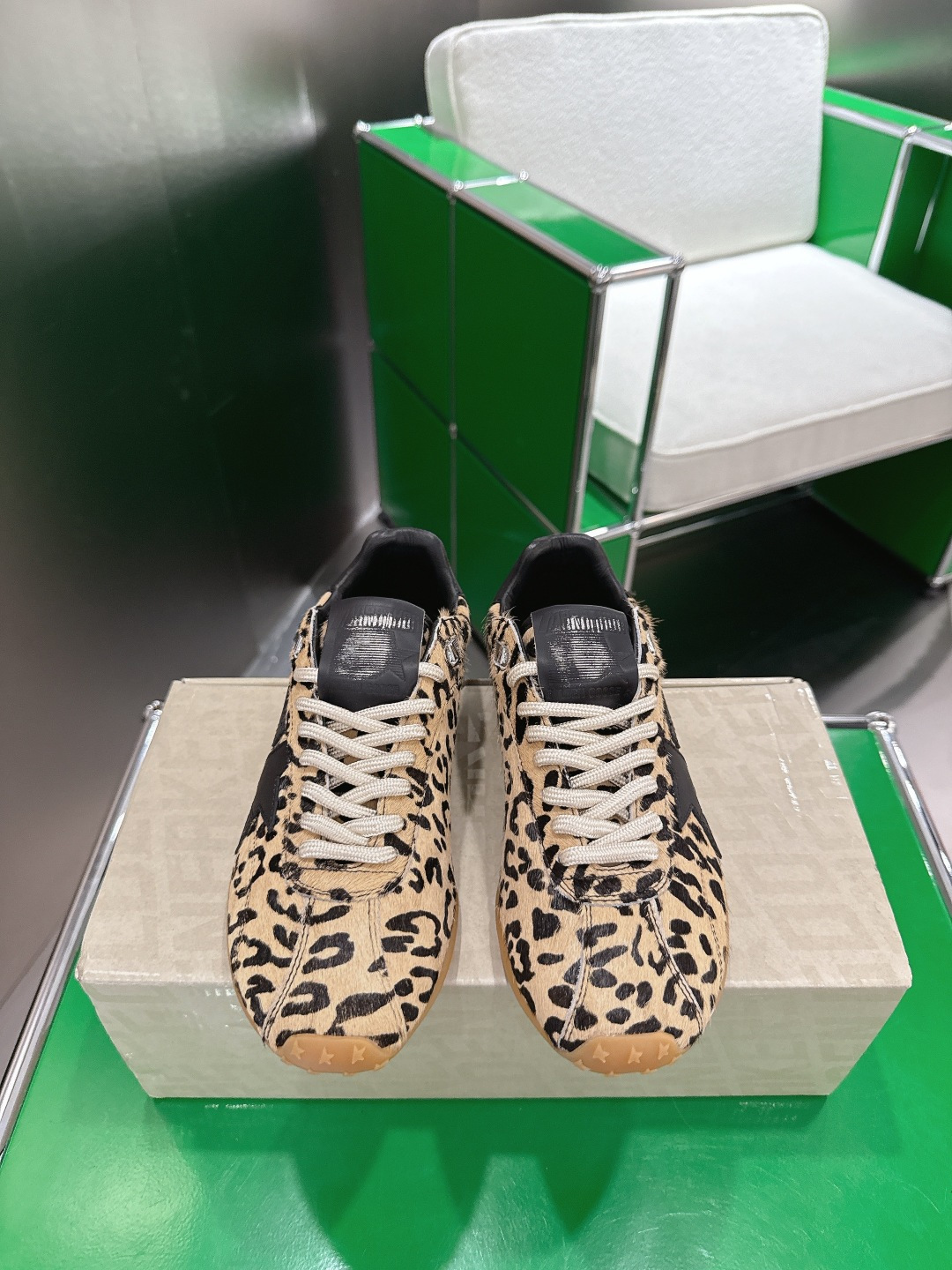 NO:562956,k027GGDB 25ss marathon series sports shoes, moral training shoes Marathon Speed - American track and field style in the 1970s outlines the aesthetics of speed with simple lines. Thin shoes break the traditional constraints. Nylon surface and leather splicing are both light and breathable. Perfect interpretation of competitive spirit. Low-top design frees ankles. Streamlined soles improve grip. Bright colors highlight vitality. Integrate passion for the game into daily wear. This style is still a classic paradigm of sports aesthetics and witnesses the eternal charm of track and field culture.  Upper cowhide and horsehair, inner sheepskin, original rubber non-slip outsole, size 35-39 (customized for 40), casual shoes/sports shoes, sneakers, cowhide, sheepskin19860909k027GGDB 25ss马拉松系列运动鞋 德训鞋 Marathon Speed-70年代美式田径风以简约线条勾勒速度美学 轻薄鞋款突破传统束缚 尼龙面与皮革拼接 既轻盈又透气 完美诠释竞技精神 低帮设计解放脚踝 流线型鞋底提升抓地力 明快配色彰显活力 将赛场激情融入日常穿搭 这一风格至今仍是运动美学的经典范式 见证着田径文化的永恒魅力 鞋面牛皮马毛 内里羊皮 原版橡胶防滑大底 码数35-39（40定做）,休闲鞋/运动鞋,sneakers,cowhide,sheepskin,Women's Shoes