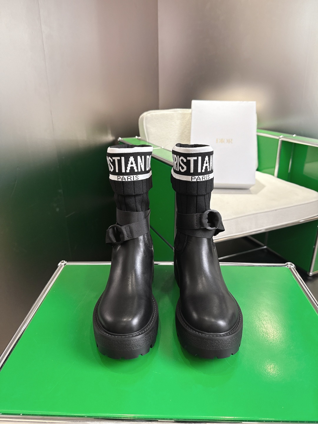 NO:563066,Top quality Dior ss25 new autumn and winter classic lace-up short boots and ankle boots. Major luxury brands have begun to play with retro style this year, which is also the trend vane. It mainly embodies the urban modern style of modern women, which is neat, sassy and capable. The whole pair of boots is made of calfskin material coated with a special process. It looks very textured and advanced. Girls who like boots are well worth buying. The upper material is first-layer cowhide + original cloth. The inner material is calfskin + sheepskin.  Sole material original open mold rubber combination sole. Shoe size selection for women is 35-41 (women's 40.41 is non-returnable), boots, dior, boots, cowhide, sheepskin19860909顶级品质 Dior ss25秋冬新款经典系带短靴及踝靴 各大奢侈品牌今年都开始玩起了复古风也是潮流风向标主要体现现代女性的都市摩登风利落 飒爽 干练新风貌整双靴子采用的是特殊工艺涂层的小牛皮材质 看上去非常有质感且高级喜欢靴子的小姐姐非常值得入手 鞋面材质头层牛皮+原版布面 鞋里材质小牛皮+羊皮 鞋底材质原版开模橡胶组合底 鞋码选购女35-41（女40.41不退换）,靴子,dior,boots,cowhide,sheepskin,Women's Shoes