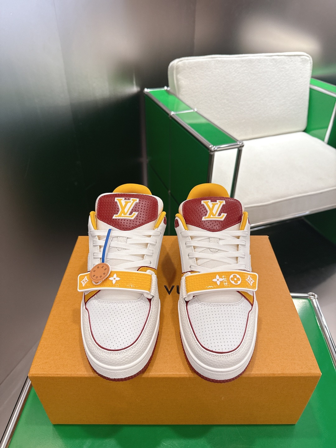 NO:562947,Louis Vuiton Louis Vuitton Trainer series sneakers basketball shoes sneakers This LV Trainer sneaker reinterprets the classic design with perforated calfskin, and echoes the varsity sports theme with vibrant colors. Large Monogram flowers bloom on the sides, asymmetric Louis and Vuitton logos are written on the rear, and Velcro laces are decorated with Monogram flowers. Perforated calfskin, laces / adjustable Velcro laces, Louis Vuitton elements, rubber outsole decorated with Monogram flowers  Size 40-45, casual shoes/sports shoes, louis vuitton, louis vuitton, louis vuitton, sneakers, cowhide19860909Louis Vuiton 路易威登 Trainer系列板鞋篮球鞋 板鞋 本款 LV Trainer 运动鞋以穿孔牛皮革重绎经典设计,再借活力色调呼应大学校队运动主题.鞋侧绽放大号 Monogram 花卉,后部抒写不对称 Louis 和 Vuitton 标识,魔术贴鞋带点缀 Monogram 花卉. 穿孔牛皮革,鞋带 / 可调节魔术贴鞋带,路易威登元素,橡胶外底饰有 Monogram 花卉 码数40-45,休闲鞋/运动鞋,louis vuitton,louis vuitton,louis vuitton,sneakers,cowhide,Women's Shoes