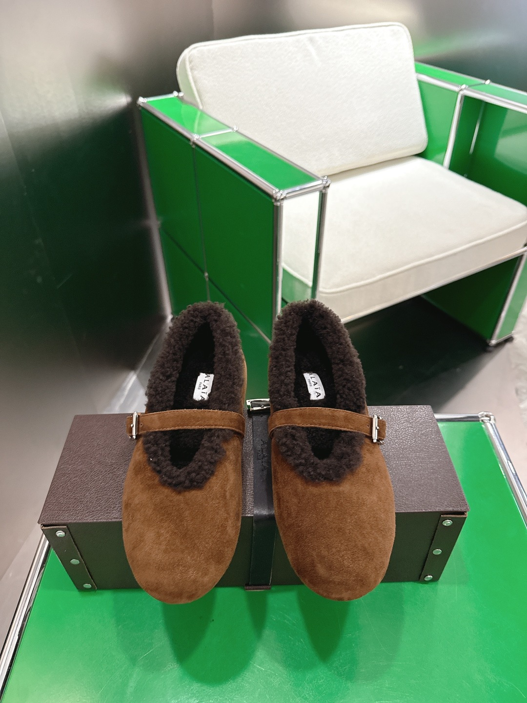 NO:564006,k052Alaia new autumn and winter wool Mary Jane ballet shoes. They are made of suede fabric with lambswool lining, which has strong warmth retention; one-line buckle design, metal buckle enhances the texture, and has a retro and refined feel. The round toe version accommodates the foot shape, and the flat bottom design ensures comfort. The plush edge of the shoe mouth is soft and cute, and the style is between casual and retro. Upper sheepskin fabric Lining wool outsole Original rubber non-slip outsole  Size: 35-42 (40.41 42 customization is not returnable), fur shoes, alaia, mary jane, sheep19860909k052Alaia 秋冬新款羊毛玛丽珍鞋芭蕾鞋 采用反绒面料搭配羊羔毛内里,保暖性强；一字扣带设计,金属扣具提升质感,兼具复古与精致感.圆头版型包容脚型,平底设计保障舒适度,鞋口的毛绒边缘柔和又显可爱,风格介于休闲与复古之间. 鞋面羊猄面料 内里羊毛 大底原版橡胶防滑大底 码数:35-42（40.41 42定制不退换）,毛毛鞋,alaia,mary jane,sheep,Women's Shoes