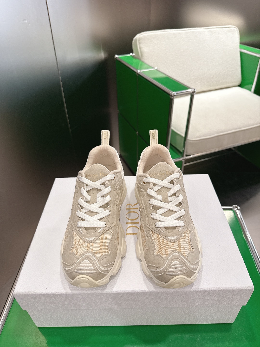 NO:577560,(k020) Dior Dior Vibe Sneakers This Dior Vibe sneaker reinterprets the classic running shoe with Dior's haute couture spirit. White mesh fabric is decorated with Oblique print pattern, with gold and silver tone laminated leather effect panels to create a contrasting fashion shape. In 3D  Classic details such as effect details, the lucky star symbol on the back, and the logo on the tongue and rear pull tab are further embellished. The lightweight sole is decorated with gray stars, which complements a variety of casual or elegant items to create a modern look. Size 35-41 (42 can be customized), dad shoes, dior, dior, sneakers19860909(k020)Dior 迪奥Dior Vibe 运动鞋 这款 Dior Vibe 运动鞋融入 Dior 的高订精神,重新诠释经典跑鞋.白色网眼织物饰以 Oblique 印花图案,搭配金色和银色调层压皮革效果镶片,打造对比鲜明的时尚造型.以 3D 效果细节、后侧幸运星符号、鞋舌和后侧提拉环上的标志等经典细节进一步点缀.轻盈的鞋底饰以灰色星星,与各式休闲或优雅单品相得益彰,打造摩登造型. 码数35-41（42可定做）,老爹鞋,dior,dior,sneakers,Women's Shoes
