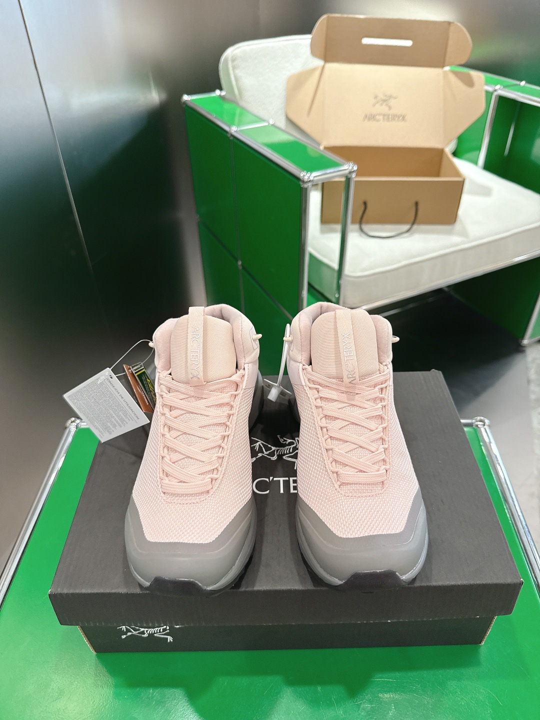 NO:577573,Top version Maori 20 (k045) Arcteryx SYLAN comfortable fabric waterproof and breathable low-cut running shoes. Shoe structure midsole TPU chassis supports protecting feet 3D molded rubber toe cap, integrated lacing system. The upper is made of anti-tear mesh TPU protective film and special breathable mesh fabric. Lightweight, breathable, comfortable and wear-resistant, the insole is made of 4mm thick OrthoLite 3D molded insole. The sole is made of Vibram outsole, which is super elastic.  Anti-slip and wear-resistant. Size: 35-40 (41 customized), dad shoes arc'teryx19860909顶级版本毛里20(k045) Arcteryx始祖鸟 SYLAN 舒适织物防水透气 低帮跑步鞋 鞋子结构中底TPU底盘支持保护双脚3D模具制橡胶鞋头,一体化系带系统 鞋面采用防撕裂 网布 TPU保护膜和特殊透气网面料 轻便透气 舒适耐磨,鞋垫采用4mm厚OrthoLite 3D模制鞋垫鞋底采用 Vibram大底超级高弹 防滑耐磨. 码数:35-40（41定做）,老爹鞋arc'teryx,Women's Shoes