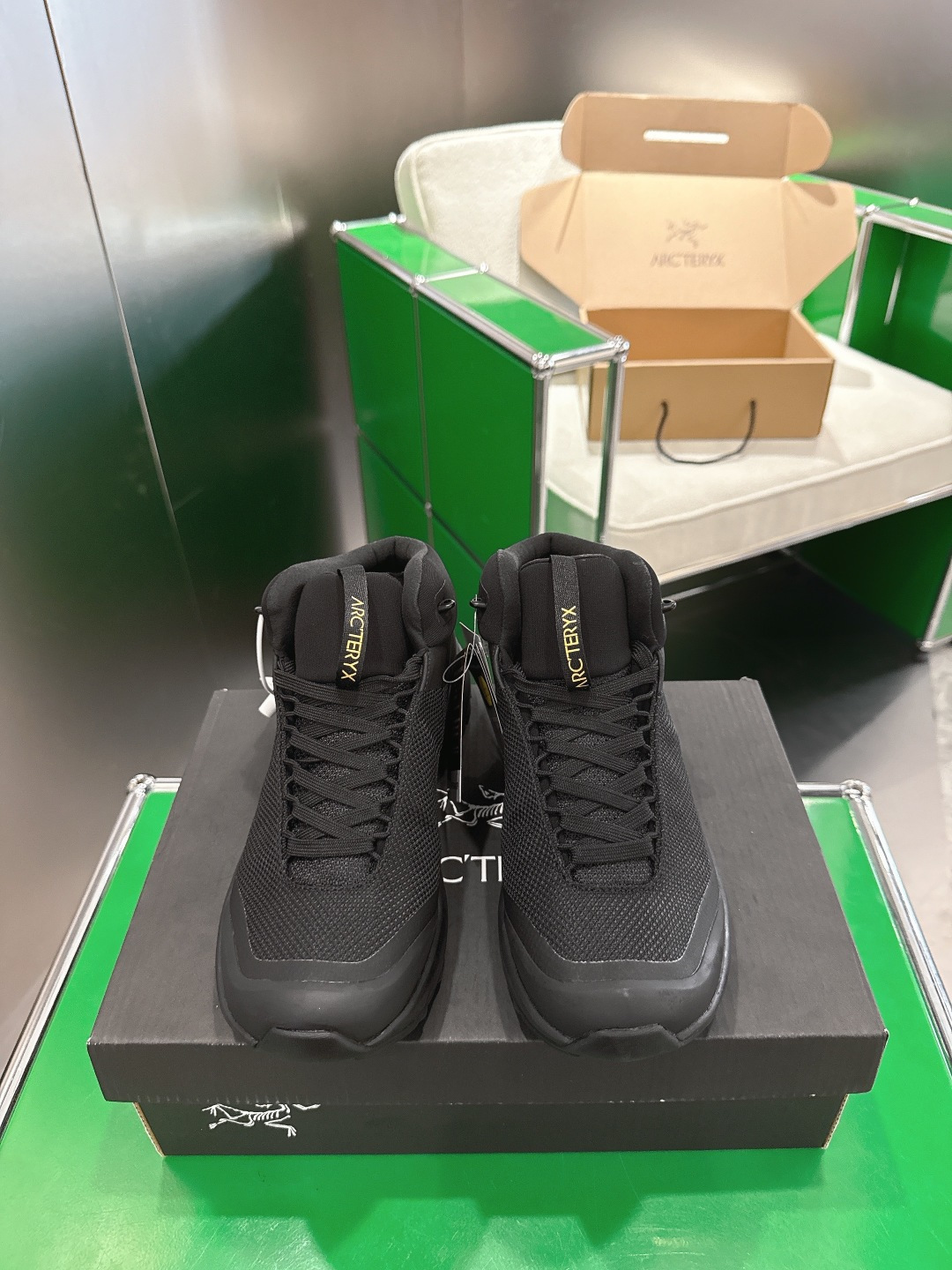 NO:577567,Top version Maori 20 (k045) Arcteryx SYLAN comfortable fabric waterproof and breathable low-cut running shoes. Shoe structure midsole TPU chassis supports protecting feet 3D molded rubber toe cap, integrated lacing system. The upper is made of anti-tear mesh TPU protective film and special breathable mesh fabric. Lightweight, breathable, comfortable and wear-resistant, the insole is made of 4mm thick OrthoLite 3D molded insole. The sole is made of Vibram outsole, which is super elastic.  Anti-slip and wear-resistant. Size: 39-44. (45.46 customized), dad shoes arc'teryx19860909顶级版本毛里20(k045) Arcteryx始祖鸟 SYLAN 舒适织物防水透气 低帮跑步鞋 鞋子结构中底TPU底盘支持保护双脚3D模具制橡胶鞋头,一体化系带系统 鞋面采用防撕裂 网布 TPU保护膜和特殊透气网面料 轻便透气 舒适耐磨,鞋垫采用4mm厚OrthoLite 3D模制鞋垫鞋底采用 Vibram大底超级高弹 防滑耐磨. 码数:39-44.（45.46定做）,老爹鞋arc'teryx,Women's Shoes