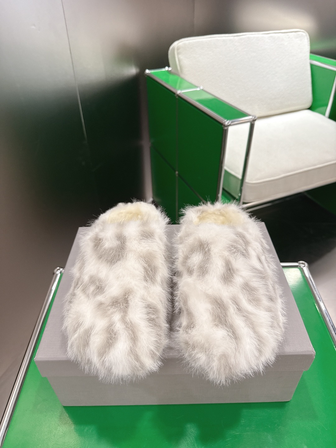 NO:577550,(k002) Birkenstock trendy casual furry shoes, ergonomically designed foot bed that conforms to the shape of the foot, cork material, super light and comfortable to wear, beautiful last lines, exquisite workmanship, long-term wear without tiring the feet. Slightly lazy casual feeling!  Size: 35-40, semi-furry shoes, birkenstock19860909（k002)Birkenstock 博肯 潮流时尚 休闲毛毛鞋   人体工程学设计符合脚形的脚床,软木材质穿着超级轻便舒适,楦形线条优美,做工精致,长时间穿着不累脚.略显慵懒的休闲感觉！ 码数:35-40,半拖毛毛鞋,birkenstock,Women's Shoes