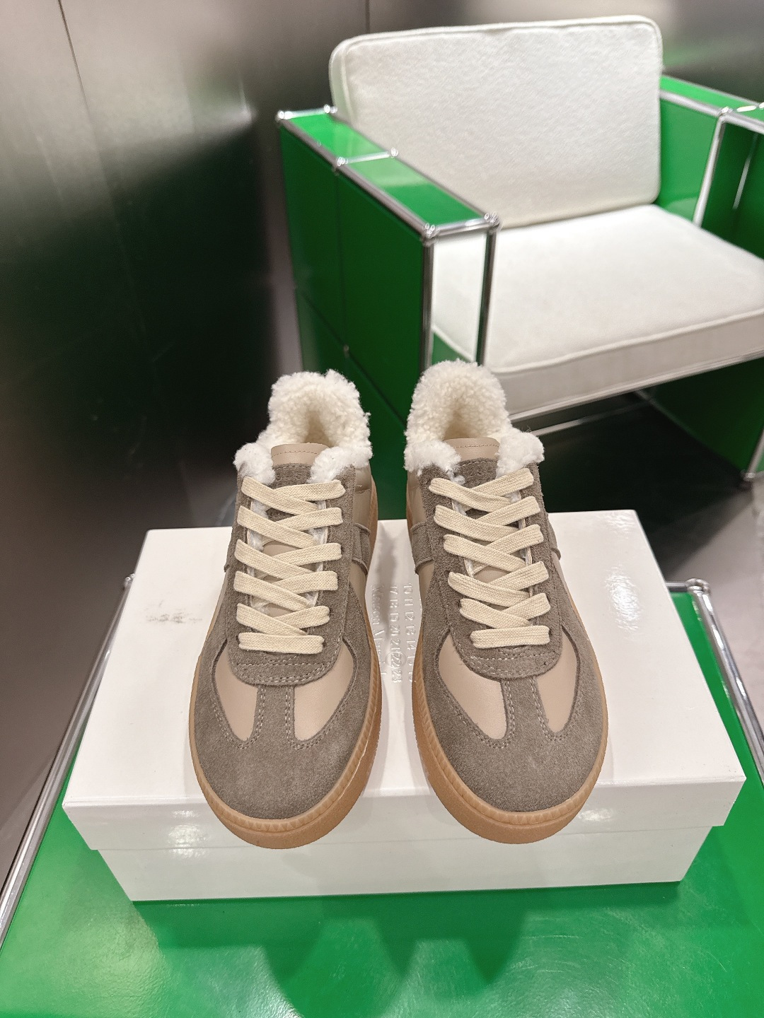 NO:578370,(k012) MaisonMargiela thick-soled German training shoes Maoli, a genius designer brand, an affordable luxury brand. This German training shoe continues the classic T-shaped leather splicing design. It has been carefully improved many times by the design team, just to allow you to experience the most original military taste~Material: Special material/cloth. The soft and delicate characteristics are combined with the fashionable cloth to make it extremely soft and comfortable.  At the same time, it maintains good breathability ~ Comfort and texture go hand in hand. It is easy to wear with any combination in all seasons. The fabric is original custom-made imported cowhide. The lining is imported soft sheepskin. The original open-molded rubber material. Bottom thickness 5CM. Size 35-40 (custom-made 40 non-returnable), casual shoes/sports shoes, masion margiela, sneakers, cowhide, sheepskin.19860909（k012)MaisonMargiela 马吉拉厚底德训鞋 毛里  鬼才设计师品牌 一个轻奢品牌 这一款德国训练鞋延续了经典的T形真皮拼接设计 经过设计团队多次的精心改良,只为让您体验最原始的军旅味道~材质 特殊材料/布面 柔软细腻的特点与时尚潮流的布面相结合 使其既有超高的柔软舒适度 又同时保持不错的透气性能~舒适与质感并行 轻松驾驭四季穿着任何搭配 面料原版定制进口牛皮 内里进口柔软羊皮里 原版开模橡胶材质 底厚5CM 码数35-40（40订做不退换）,休闲鞋/运动鞋,masion margiela,sneakers,cowhide,sheepskin,Women's Shoes