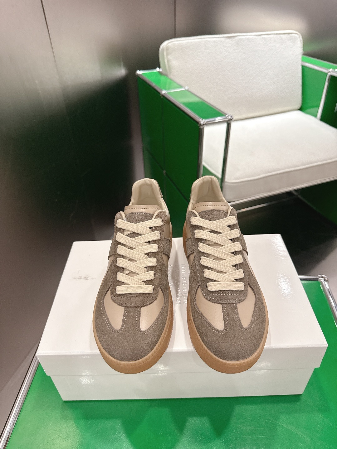 NO:578374,(k012) MaisonMargiela thick-soled German training shoes, a genius designer brand, an affordable luxury brand. This German training shoe continues the classic T-shaped leather splicing design. It has been carefully improved many times by the design team, just to let you experience the most original military flavor~Material: Special material/cloth. The combination of soft and delicate characteristics and fashionable cloth makes it super soft and comfortable while maintaining good breathability~comfort and texture go hand in hand.  Easily wear any combination in all seasons. Original custom-made imported cowhide material. Imported soft sheepskin lining. Original open-molded rubber material. Bottom thickness 5CM. Size 35-40 (40 custom made, non-returnable). Casual shoes/sports shoes, masion margiela, sneakers, cowhide, sheepskin.19860909（k012)MaisonMargiela 马吉拉厚底德训鞋  鬼才设计师品牌 一个轻奢品牌 这一款德国训练鞋延续了经典的T形真皮拼接设计 经过设计团队多次的精心改良,只为让您体验最原始的军旅味道~材质 特殊材料/布面 柔软细腻的特点与时尚潮流的布面相结合 使其既有超高的柔软舒适度 又同时保持不错的透气性能~舒适与质感并行 轻松驾驭四季穿着任何搭配 面料原版定制进口牛皮 内里进口柔软羊皮里 原版开模橡胶材质 底厚5CM 码数35-40（40订做不退换）,休闲鞋/运动鞋,masion margiela,sneakers,cowhide,sheepskin,Women's Shoes