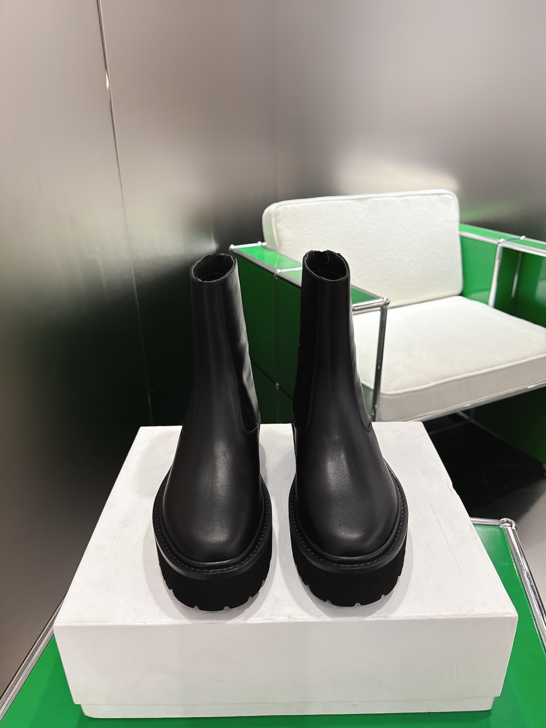 NO:592387,(k054) Celine Celine 25ss new style Martin boots, British style Martin boots that can also be worn in summer. They are comfortable, breathable, simple and timeless, and are a classic that will never fade away in the fashion circle. The retro British style allows you to wear a different temperament. The material is imported cowhide from Italy, and the imported sheepskin inside is soft and comfortable.  Size 35-39 (customized at 40.41), boots, celine, celine, boots, cowhide, sheepskin19860909（k054)Celine 赛琳 25ss新款马丁短靴 英伦风马丁靴短夏天也可以穿的马丁靴,舒适透气简约耐看不过时是时尚圈永不退潮的经典所在,复古的英伦风格,让你穿出不一样的气质,面料意大利进口牛皮,里进口羊皮柔软舒适, 尺码35—39（40.41定做）,靴子,celine,celine,boots,cowhide,sheepskin,Women's Shoes