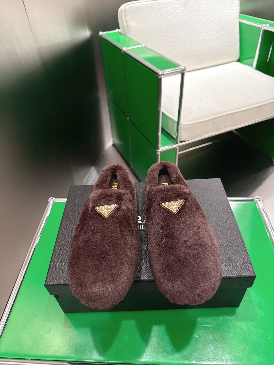 NO:592383,(k023) PRADA New Autumn and Winter Fur Shoes Toe-Toe Drags Two-tone Polished Cow Down Real Lamb Wool Cotton Boots Snow Boots Genuine Leather Welts Two-tone TPU Outsole Material details can be compared to the original version. To distinguish between ordinary versions on the market, please look for our top-quality lamb wool particles with full warmth effect YyDS High-grade wool grafting Sheep pattern lining feet TPU original molded bottom  Size35-39 (4041 custom-made, non-refundable), semi-furry shoes, prada, prada, boots19860909（k023)PRADA 普拉达秋冬新款毛毛鞋包头拖双色擦色牛绒真羊羔毛棉靴雪地靴真皮沿条 双色TPU大底 材质细节可对比原版,市面普通版本区分请认准我们的顶级品质羊羔毛颗粒饱满保暖效果YyDS 高等级羊毛植毛 绵羊纹内里垫脚 TPU原版开模底 Size35-39（4041定做不退换）,半拖毛毛鞋,prada,prada,boots,Women's Shoes