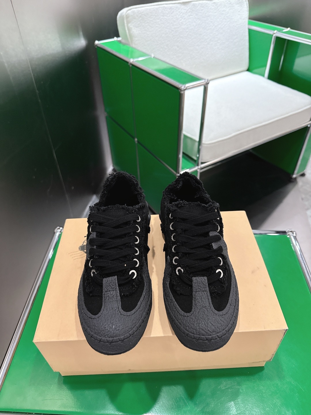 NO:592379,Guanhuo xVESSEL Wu Jianhao's new Dexun vulcanized shoes are produced in Dongguan. The vulcanization process details. The materials are in place in one step. The original channel materials are used. Details are not mentioned. It is currently an exclusive product. Welcome to the big boss. The same style of stars: Wang Sulong, this sand, Wu Jianhao, Xiao Shunyao, the same style #  Accurately supports the arch of the foot, bid farewell to soft and dragging, every step is light and comfortable. Vulcanized rubber banding, reinforced toe defense line, simple outline hides ingenuity, deconstructed shoe label to express personality. Foam rubber outsole, lightweight and wear-resistant, micro-porous cushioning and super decompression, cashew pattern sole hides trendy and cautious. Cut out the complex and simplify, use neat lines to outline the cool aesthetics. This summer, let your footsteps become the focus of the street. Size, casual shoes/sneakers, sneakers19860909莞货xVESSEL 吴建豪 新款德训硫化鞋 东莞生产 硫化工艺 细节 材料一步到位 采用原渠道材料.细节没得说 目前独家出品 欢迎大佬主推 明星同款:汪苏泷 此沙 吴建豪 肖顺尧 同款#xvessel #吴建豪 #吴建豪同款 # 精准托扶足弓,告别绵软拖沓,每一步都轻盈自在硫化橡胶围条,加固鞋头防线,简约轮廓藏巧思,解构鞋标张扬个性 发泡橡胶外底,轻质耐磨担当,微孔缓震超解压,腰果花纹鞋底暗藏潮流小心机 删繁就简,以利落线条勾勒冷感美学,这个夏天,让脚步成为街头焦点 码数,休闲鞋/运动鞋,sneakers,Women's Shoes