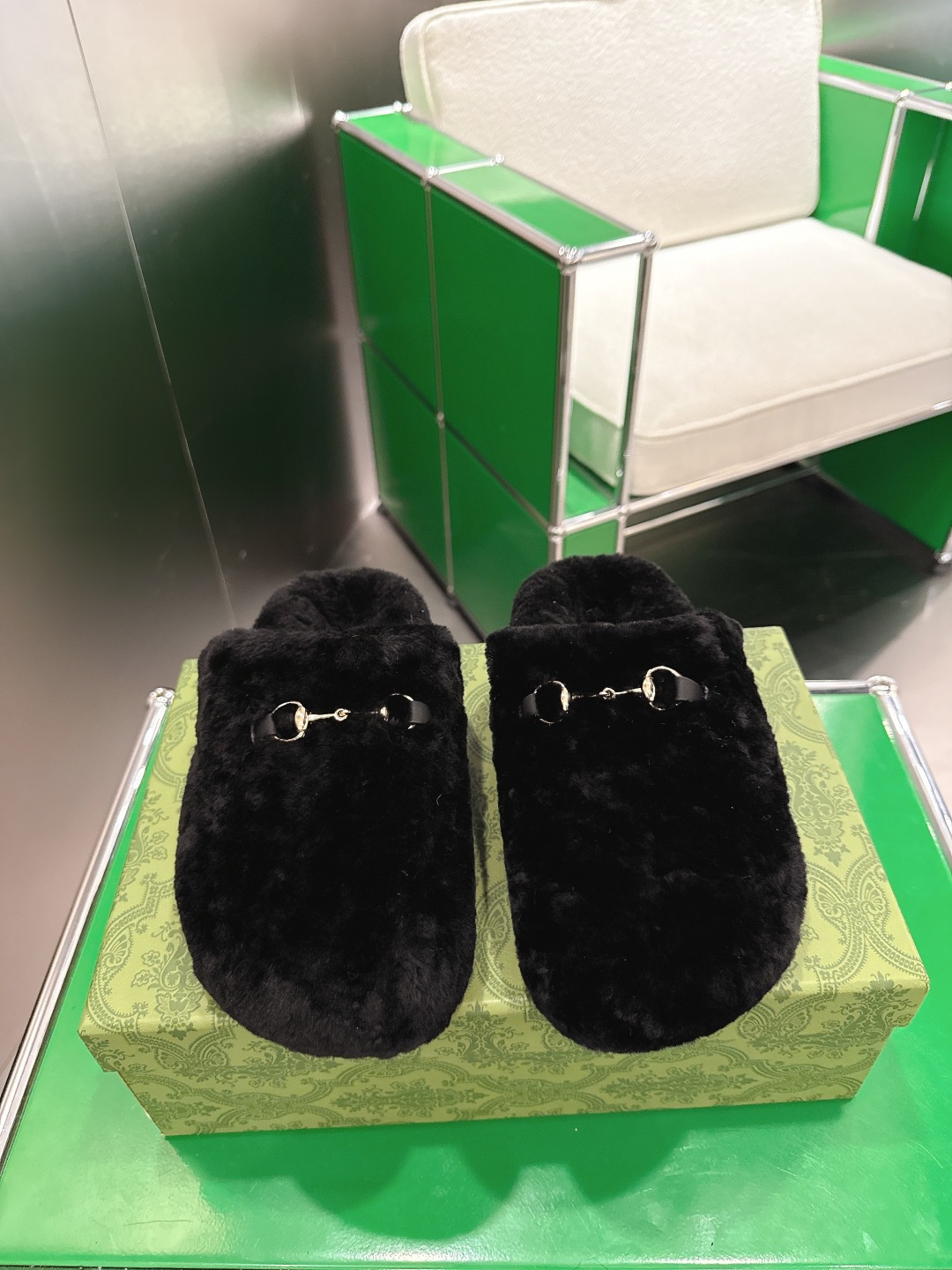 NO:592396,Gucci Gucci horsebit toe-cap fur slippers, new autumn and winter women's wool clogs, merino wool slippers, the latest collection features basic silhouettes and iconic details. This women's slip-on shoe is made of suede, the brand's representative material, and decorated with the iconic horsebit. Size 35-44, semi-slippers, gucci, gucci, slippers19860909Gucci 古驰马衔扣包头毛毛拖  秋冬新款羊毛女式带夹木鞋,美丽奴羊毛拖鞋 最新系列以基本廓形和标志性细节为特色.这款女式套穿鞋采用品牌代表材质 绒面革制成,并饰有标志性的马衔扣. 码数35-44,半拖毛毛鞋,gucci,gucci,slippers,Women's Shoes