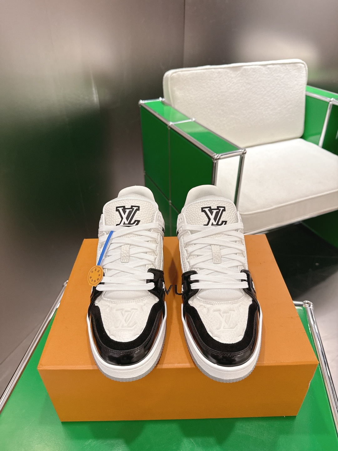 NO:592574,Louis Vuiton Louis Vuitton Trainer series sneakers basketball shoes sneakers LV Trainer sneakers are a classic idea inspired by retro basketball shoes by designer Virgil Abloh. This time, smooth cow leather and Monogram embossed grain cow leather are spliced, and the rubber outsole is embellished with Monogram flowers, reflecting a striking jump in one color!  Fabric: original imported first-layer cowhide, original custom-made breathable mesh lining, bottom thickness about 3cm, size 35-44, casual shoes/sports shoes, louis vuitton, louis vuitton, louis vuitton, sneakers, cowhide19860909Louis Vuiton 路易威登 Trainer系列板鞋篮球鞋 板鞋  LV Trainer运动鞋是由设计师Virgil Abloh由复古篮球鞋激发的经典创意,此次拼接光滑牛皮革和Monogram压纹粒面牛皮革,再以Monogram花卉点缀橡胶外底,映现一体色彩中的醒目跳跃！ 面料原版进口头层牛皮 内里原版定制透气网里 底厚约3cm 码数35-44,休闲鞋/运动鞋,louis vuitton,louis vuitton,louis vuitton,sneakers,cowhide,Women's Shoes