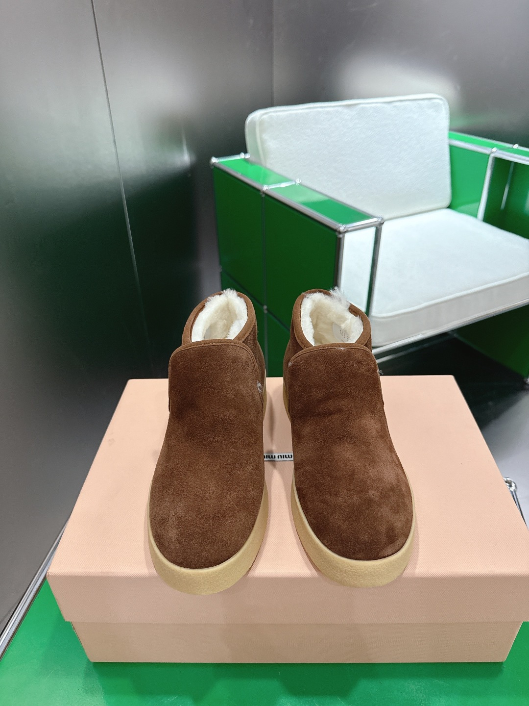 NO:593875,(k018)MiuMiu suede and lambswool boots. Soft and lightweight texture defines the silhouette of these suede and lambswool boots, combining elegance and practicality. The material and silhouette reflect the modern and youthful look of Miu Miu. Embroidered leather logo decorates the upper. Boot shaft 13 cm. Sheepskin lining. Rubber sole. Sheepskin insole. Screen-printed logo on the insole.  Size 35-40, snow boots, miumiu, boots, sheepskin19860909（k018)MiuMiu 缪缪绒面皮和羊羔毛短靴  柔软轻盈的质感定义了这款绒面皮和羊羔毛短靴的轮廓,结合了高雅与实用性.材质与廓形彰显Miu Miu造型的现代与年轻活力. 刺绣皮革徽标装饰鞋面 靴筒13厘米 羊皮毛衬里 橡胶鞋底 羊皮毛内底 内底饰有丝网印花徽标 码数35-40,雪地靴,miumiu,boots,sheepskin,Women's Shoes