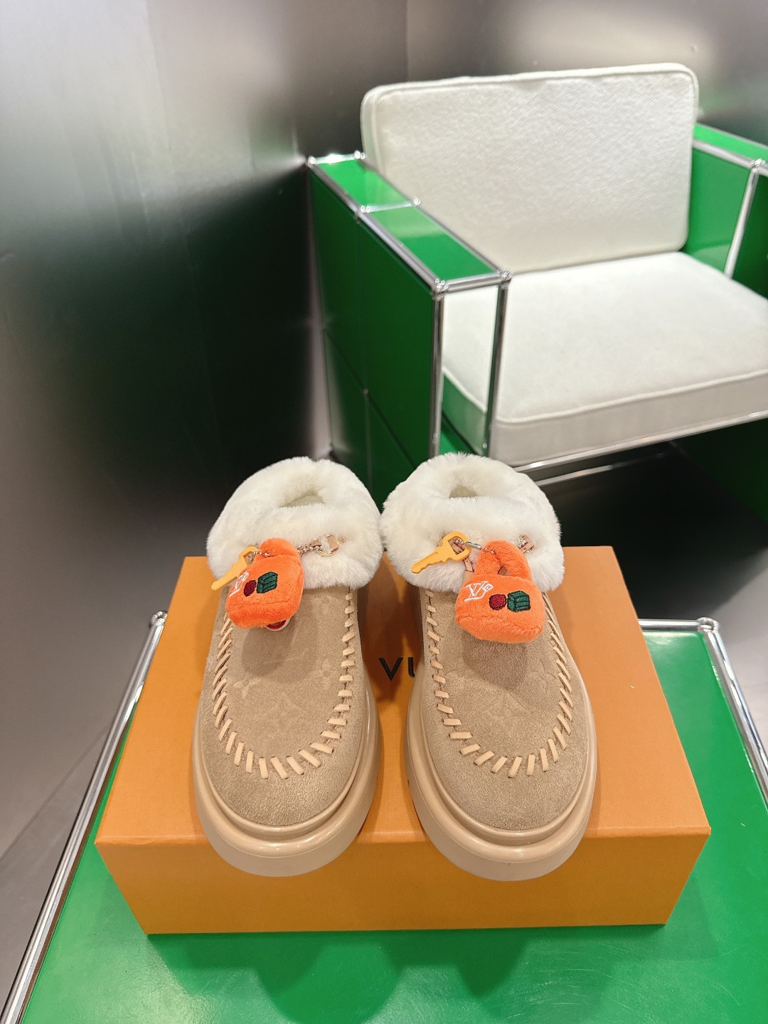 NO:593873,Louis Vuitton Louis Vuitton's 25th new ski series snow boots are made of suede cow leather with a velvet texture and are lined with soft and warm shearling. The letter stitching on the upper and the inscribed buckle of the adjustable shoelaces enrich the brand details. The lightweight micro outsole completes the trendy style. The fabric is made of original imported first-layer cowhide. The lining is made of wool and the original molded outsole.  Size 35-39 (40.41 custom-made, non-returnable), half-moon furry shoes, louis vuitton, louis vuitton, boots, cowhide19860909Louis Vuitton 路易威登 25新品滑雪系列 雪地靴 以绒面牛皮革呈现丝绒质感 搭配柔暖羊毛皮内衬 鞋面的 字母缝线和可调节鞋带的铭纹搭扣共同丰富品牌细节 轻盈微型外底完善潮流格调 面料采用原版进口头层牛皮 内里垫脚羊毛 原版开模大底 码数35-39（40.41定做不退换）,半拖毛毛鞋,louis vuitton,louis vuitton,boots,cowhide,Women's Shoes