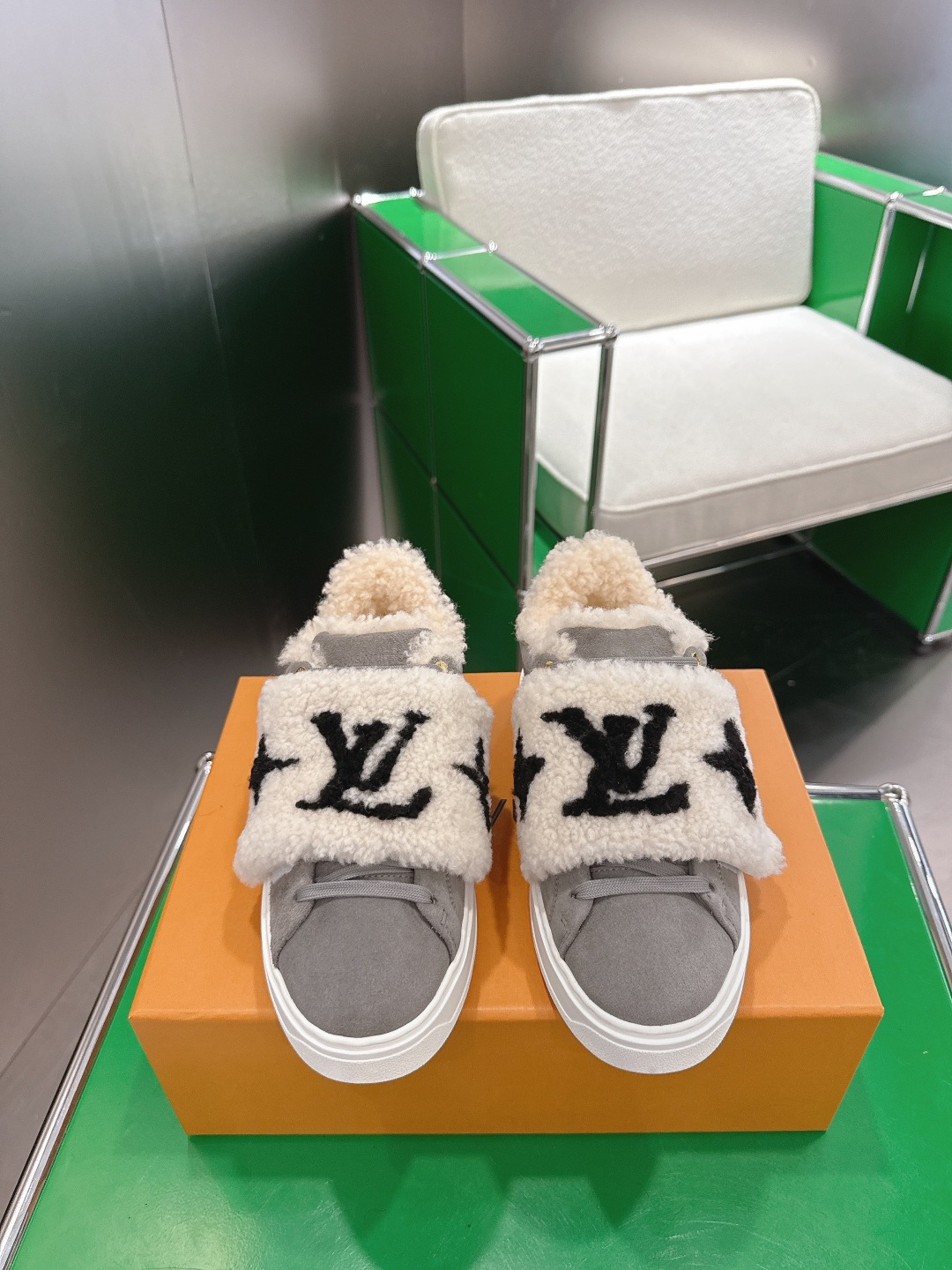 NO:593871,Top version (K007) LouIs Vuitton Louis Vuitton TIME OUT casual sneakers, white shoe lining. This Time Out sneaker is stitched with cow leather and Monogram denim, echoing the current season's leather goods series. The denim luggage tag is fixed on the upper with a leather strap, highlighting Louis Vuitton's travel heritage. Dazzling inscribed eyelets and embossed brand logo on the tongue add exquisite details.  Size 35-40 (41 customized), furry shoes, louis vuitton, louis vuitton, sneakers, cowhide19860909顶级版本(K007) LouIs Vuitton 路易威登TIME OUT休闲板鞋 小白鞋毛里 本款Time Out运动鞋拼接牛皮革与 Monogram 丹宁布,与当季皮具系列遥相呼应.丹宁布行李牌通过皮革饰带固定于鞋面,彰显路易威登的旅行传承.耀目铭纹孔眼与鞋舌处品牌标识压纹增添考究细节. 码数35-40（41定做）,毛毛鞋,louis vuitton,louis vuitton,sneakers,cowhide,Women's Shoes