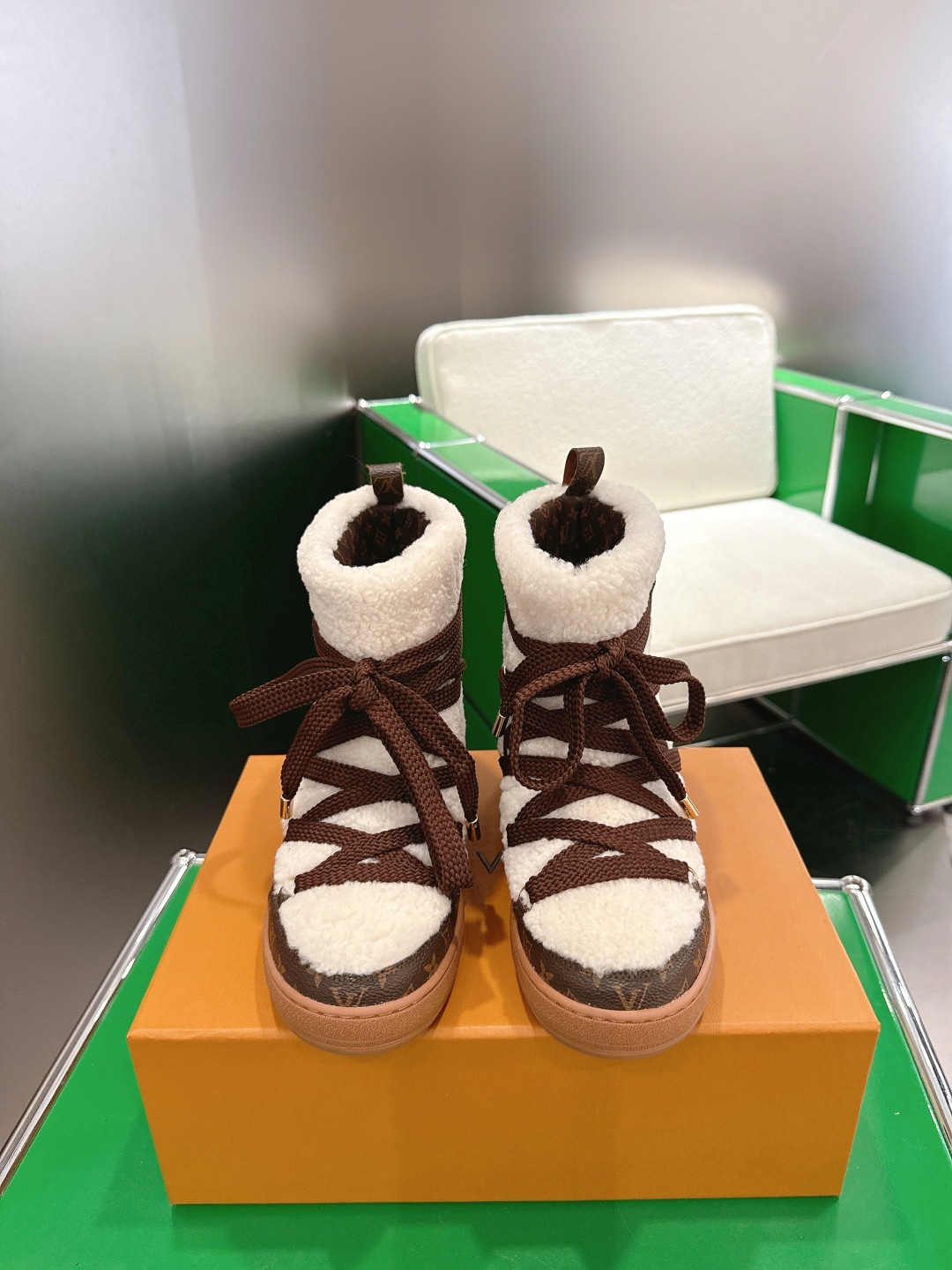 NO:593888,Louis Vuitton Louis Vuitton's latest snow boots for autumn and winter. There are many celebrity Internet celebrities. Real wool uppers are waterproof, windproof and warm. Wool lining is comfortable and breathable. Now is the season, so those who want to buy it should hurry up and stock up. Wear shoes in winter for running and jumping every day. The most important thing is that the soles should be lightweight!  Ultra-light, MAX comfort, it really feels like stepping on shit. With proven quality, you don’t have to choose too much when buying shoes. You really don’t!  Just to get the best value for money, a pair like this is enough in the snow in winter. The outsole is cold-resistant PU and rubber combination, non-slip outsole, size 35-40, snow boots, louis vuitton, louis vuitton, boots19860909Louis Vuitton 路易威登 秋冬最新款雪地靴 超多明星网红种草 真羊毛鞋面 防水防风又保暖 羊毛尼内里舒适又透气,现在正当季,剁手党抓紧囤起来,冬天穿着鞋子每天跑跑跳跳,最重要就是鞋底要轻便！超轻便,舒适感MAX,真的是踩屎感十足 经得住考验的品质,买鞋不用太多选择,真不需要！就是争取到最高性价比,冬季雪地里这样一双足以 大底耐寒PU加橡胶组合防滑大底 码数35-40,雪地靴,louis vuitton,louis vuitton,boots,Women's Shoes