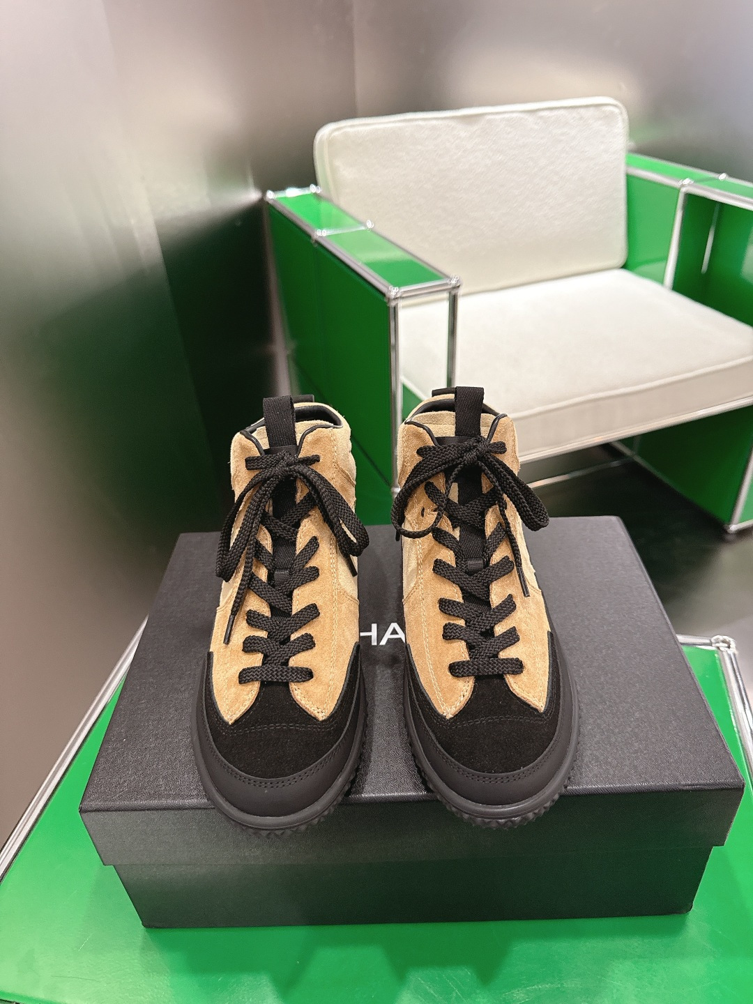 NO:594148,(k010)Chanel Chanel 25 Panda Shoes Casual Sports Shoes This classic design; the upper is in the style of electric embroidery with various techniques; the outsole is fashionable and sporty; the unusual inclusion of a variety of color matching elements... The diversified mix and match is very beautiful and versatile, casual, fashionable, sports, and outdoor can be taken into account... Go material The upper is made of original imported first-layer silk cowhide + original waterproof cloth + original first-layer cowhide. The lining is made of breathable mesh. The outsole is based on the original TPU combination outsole.  Size 35-39 (40 customized), boots, chanel, chanel, boots, sneakers, cowhide19860909（k010)Chanel 香奈儿 25熊猫鞋休闲款运动鞋  这款经典设计；鞋面多种工艺电绣的风格；大底却时尚运动；不平凡的拥入了多种配色元素…… 多元化混搭非常好看百搭,休闲,时尚,运动,户外都能兼顾…… Go 材料 鞋面采用 原版进口头层丝绸牛皮+原版防水布+原版头层牛皮 内里采用 透气网里 大底根据 原版TPU组合大底 码数35-39（40定做）,靴子,chanel,chanel,boots,sneakers,cowhide,Women's Shoes