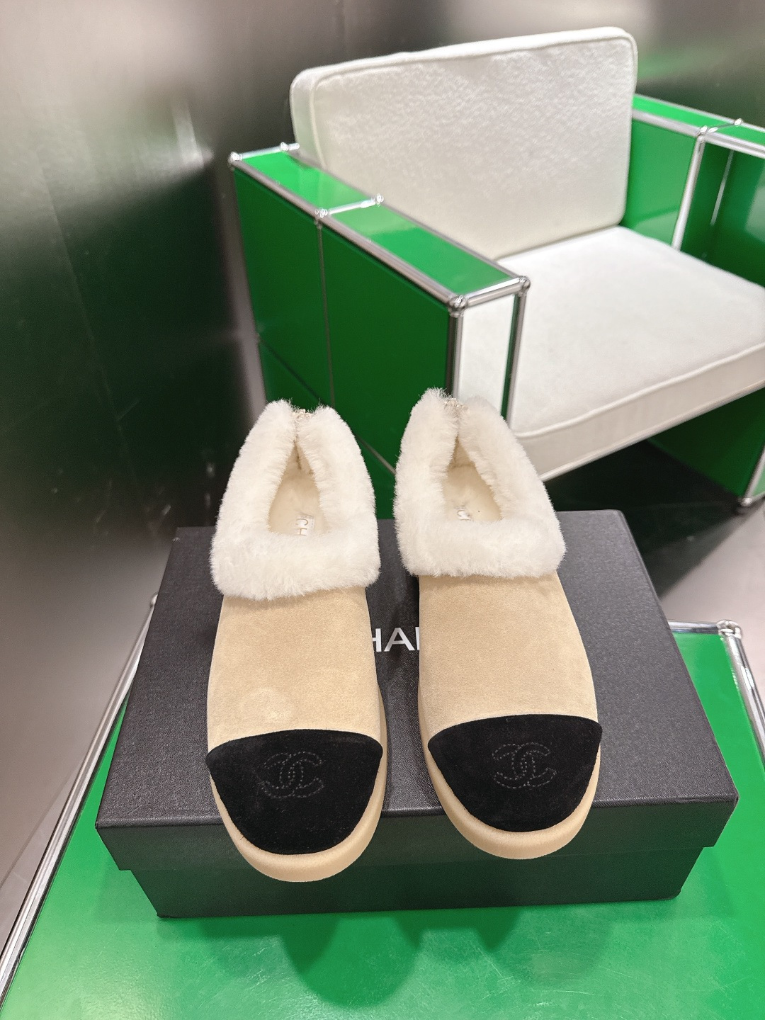 NO:612006,(k) Chanel small fragrant fur shoes 25FW new autumn and winter style, a treasured fashionable item, a super popular one, really beautiful on the feet, with a super small fragrance tone, full of high-end sense!  Simple and irresistible, the combination shows a unique style. Highly recommended!  Cow suede upper, Australian wool lining, rubber sole, size 35-39 (40, 41 customized, non-returnable), furry shoes, chanel19860909（k）Chanel 小香毛毛鞋 25FW秋冬新款,宝藏时髦单品,超级火的一款,上脚真心美,超有小香的调调,高级感十足！简约又难以抗拒,搭配展现与众不同的穿搭风格,超级推荐！ 鞋面牛反绒 内里澳洲羊毛 鞋底橡胶底 码数35-39（40,41定制不退换）,毛毛鞋,chanel,Women's Shoes