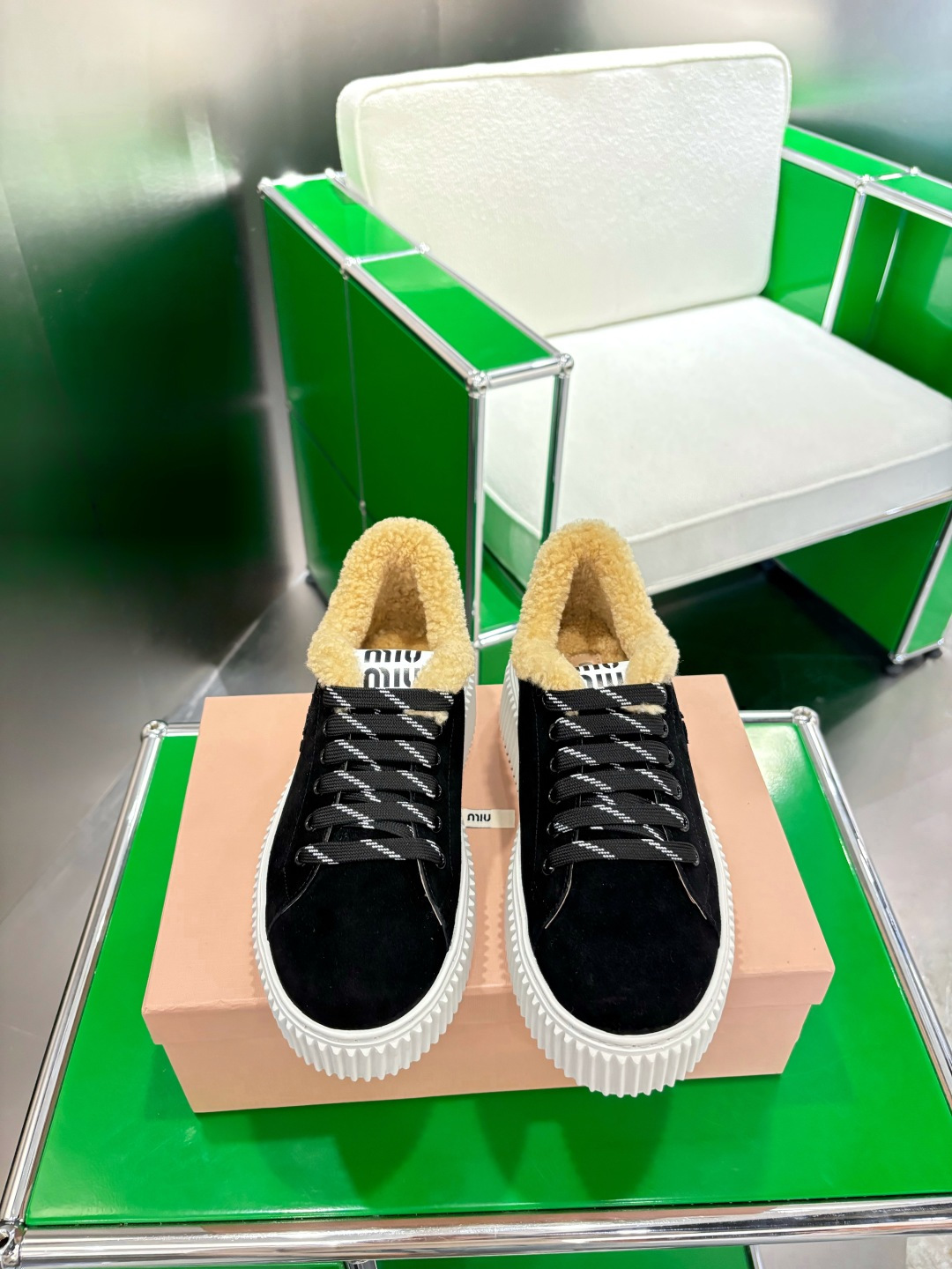 NO:611955,(k010) Miumiu 2025 autumn and winter new wool thick-soled biscuit shoes. Winter classic upgraded with wool. While increasing by 4 cm, it has the elegance and lightness of biscuit shoes, as well as the cuteness and warmth of furry texture! It can be said that fashion and practicality coexist~ Upper cowhide Inner: wool Outsole Original molded non-slip outsole Shoe size:  35-40, casual shoes/sports shoes, fur shoes, miumiu, sneakers, cowhide19860909(k010)Miumiu 2025秋冬新款 羊毛厚底饼干鞋 冬季经典升级加羊毛 增高4厘米的同时,既有饼干鞋的秀气轻盈,又有毛毛质感的可爱和保暖性!可谓是时尚与实用并存了~ 鞋面牛皮 内里: 羊毛 大底原版开模防滑大底 鞋码: 35-40,休闲鞋/运动鞋毛毛鞋,miumiu,sneakers,cowhide,Women's Shoes