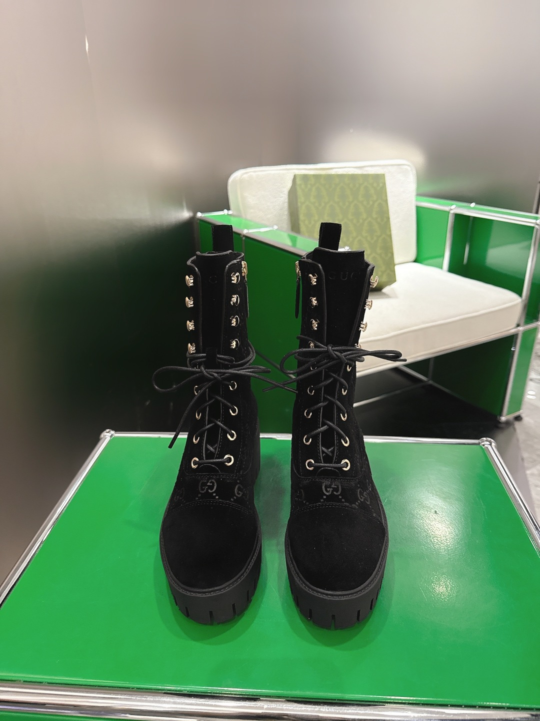 NO:613847,(k055) Gucci. Women's GG Lace-up Ankle Boots Martin Boots These lace-up ankle boots are crafted from iconic GG cow leather, embodying the brand's timeless and elegant aesthetic. These ankle boots feature a bold silhouette and are paired with a rubber grooved sole, which provides solid support while giving the entire silhouette a modern and sophisticated style. Black GG cow leather Rubber groove sole Lace-up fastening Height Front sole 3.5 cm; rear heel height 6 cm  Size 35-39 (40.41 customized), boots, gucci, gucci, boots, cowhide19860909(k055) Gucci 古驰. 女士GG系带踝靴马丁靴  这款系带踝靴采用标志性GG牛皮革精心制作,彰显品牌隽永优雅的美学风格.这款踝靴采用大胆的廓形设计,搭配橡胶沟纹鞋底,提供稳固支撑的同时,赋予整个款型现代精致格调. 黑色GG牛皮革 橡胶沟纹鞋底 系带固定 高度前鞋底高3.5厘米；后鞋跟高6厘米 码数35-39（40.41定做）,靴子,gucci,gucci,boots,cowhide,Women's Shoes