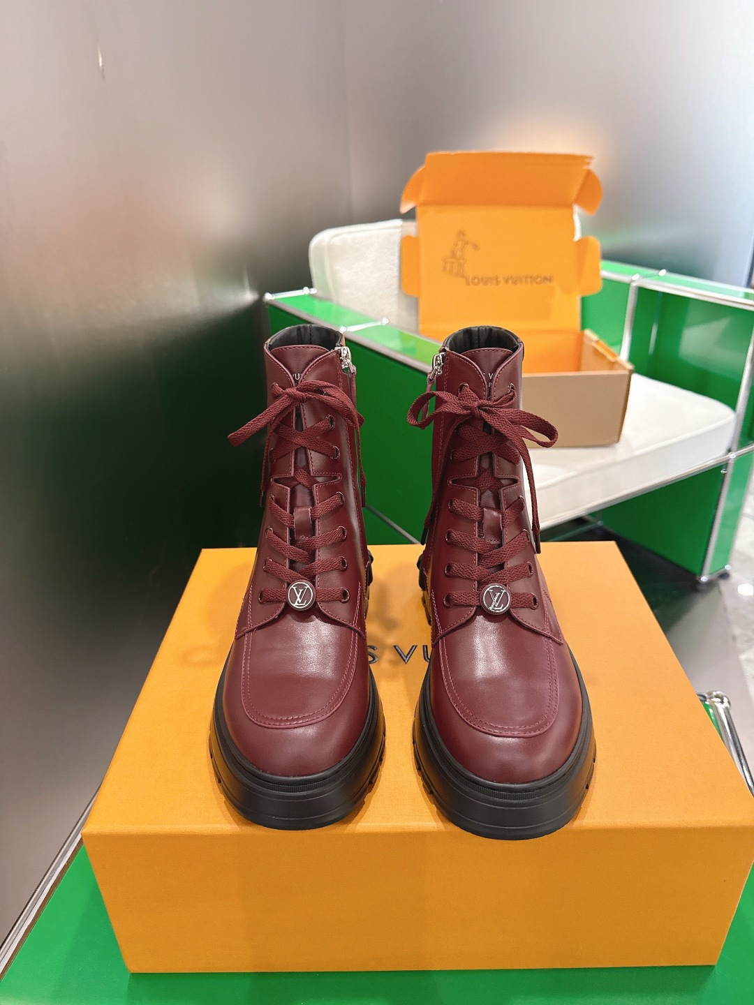 NO:613871,(k056) Louis Vuitton Louis Vuitton Ankle Boots Thick-soled Martin Boots This District Ranger ankle boots carry military inspiration and travel heritage. The soft cow leather upper is embellished with metal chains and luggage tag-shaped pendants made of Monogram canvas. The EVA outsole has fine ridges, thick yet light. The upper is calf leather, the lining is sheepskin, and the sole is molded and combined with rubber outsole.  Size 35-39 (40. Customized, non-refundable), boots, louis vuitton, louis vuitton, boots, cowhide, sheepskin19860909(k056)Louis vuitton 路易威登 及踝靴厚底马丁靴  本款District Ranger及踝靴承载军旅灵感和的旅行传承,为舒软牛皮革鞋面点缀金属链条和Monogram帆布制成的行李牌形状挂饰.EVA 外底拥有细致凸纹,厚实而不失轻盈. 鞋面牛皮老花皮 内里垫脚羊皮 鞋底开模组合橡胶大底 码数35-39（40.定做不退换）,靴子,louis vuitton,louis vuitton,boots,cowhide,sheepskin,Women's Shoes