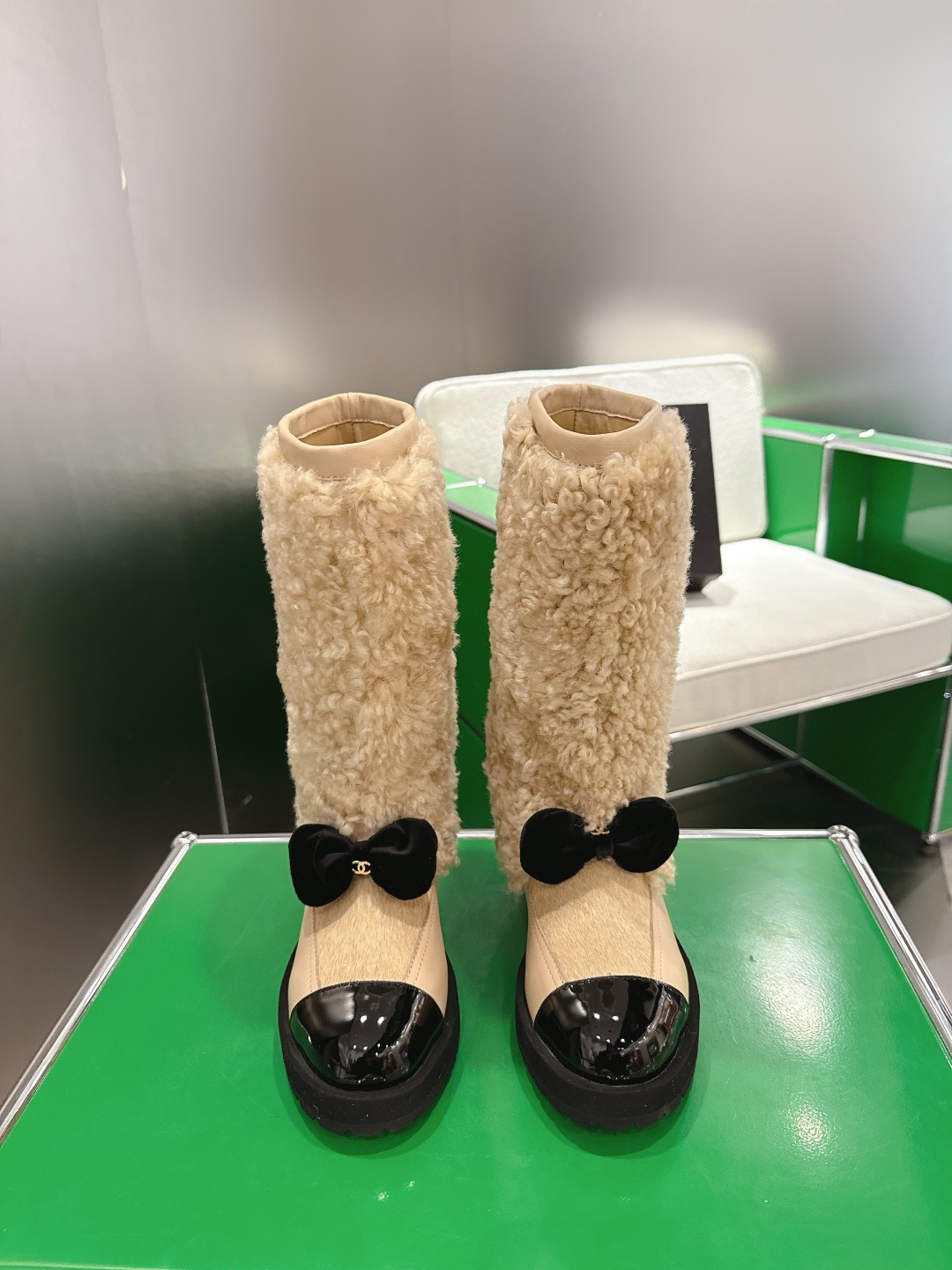 NO:615314,(K010) Chanel's autumn and winter heavy-duty hot-selling wool boots are highly recommended by Xiaohongshu. They look good no matter how you match them. They are a must-have for fashion. Women love simple and irresistible combinations to show their unique dressing style. They can mix and match freely to shine and keep up with the pace of fashion!  !  !  Enlarge the exquisite details to see the original molded hardware buckle. The top version is made at the purchasing level★ The upper is made of original customized cowhide wool, sheepskin lining, sheepskin feet, original molded outsole, size 35-39 (customized to 40), boots, chanel, chanel, boots, cowhide, sheepskin19860909(K010)Chanel 香奈儿秋冬重工爆款羊毛靴 小红书力推款,怎么搭配都好看,时髦精必备,女士钟爱简约又难以抗拒系搭配展现与众不同的穿搭风格、自由混搭闪耀到位跟紧时尚步伐！！！精致细节放大看原版开模五金扣 顶级版本代购级别打造★鞋面采用原版定制牛皮羊毛,羊皮内里,羊皮垫脚,原版开模大底, 码数35-39（40定做）,靴子,chanel,chanel,boots,cowhide,sheepskin,Women's Shoes