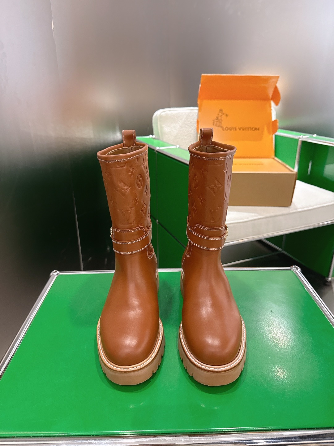 NO:615513,Louis Vuiton Louis Vuitton TERRITORY Ankle Boots This Territory flat ankle boot is made of nubuck calfskin with a partially embossed Monogram pattern and is matched with a stable rubber outsole. Comfortable shearling lining is presented as a hem at the top of the boot shaft. Yingze buckles and studs accentuate the belt-style ribbon. Nubuck calfskin Louis Vuitton elements Shearling lining Rubber outsole Size 35-41, boots, louis  vuitton,louis vuitton,boots,cowhide19860909Louis Vuiton 路易威登 TERRITORY 及踝靴短靴  本款 Territory 平底及踝靴为正绒面牛皮革局部压印 Monogram 图案,搭配稳固橡胶外底.舒适羊毛皮内衬在靴筒顶部以包边形式呈现.莹泽搭扣与饰钉点亮腰带风格饰带. 正绒面牛皮革 路易威登元素 羊毛皮内衬 橡胶外底 码数35-41,靴子,louis vuitton,louis vuitton,boots,cowhide,Women's Shoes