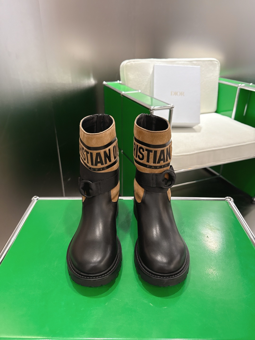 NO:616191,(k020) Dior Dior 2026 new Fengshen combat boots Martin sock boots. This D-Major boot is eye-catching and highlights your personality. The black cow leather upper is paired with the same-tone technical knitted fabric sock, decorated with a white Christian Dior logo strip pattern inspired by the Book Tote handbag. The adjustable strap highlights the ankle line, and the thick and light notch sole is more refined. The upper material is fabric, cow leather, and the upper is decorated with the Christian Dior logo.  Adjustable nylon strap at the ankle, padded cow leather insole, notched EVA sole decorated with Christian Dior's lucky star symbol, code number 35-39 (40.41 custom-made), boots, dior, dior, boots, cowhide, socks19860909（k020)Dior 迪奥2026新款封神战靴马丁袜子靴 这款 D-Major 靴子醒目吸睛,彰显个性.黑色牛皮革鞋面搭配同色调科技针织面料袜筒,饰以灵感源自 Book Tote 手袋的白色 Christian Dior 标志条形图案.可调节饰带突显脚踝线条,厚实而轻盈的凹口鞋底更显精致. 帮面材质织物,牛皮革 鞋面饰以 Christian Dior 标志 脚踝处搭配可调节尼龙饰带 加垫牛皮革内底 凹口 EVA 鞋底饰以 Christian Dior 的幸运星符号 码数35-39（40.41定做）,靴子,dior,dior,boots,cowhide,socks,Women's Shoes