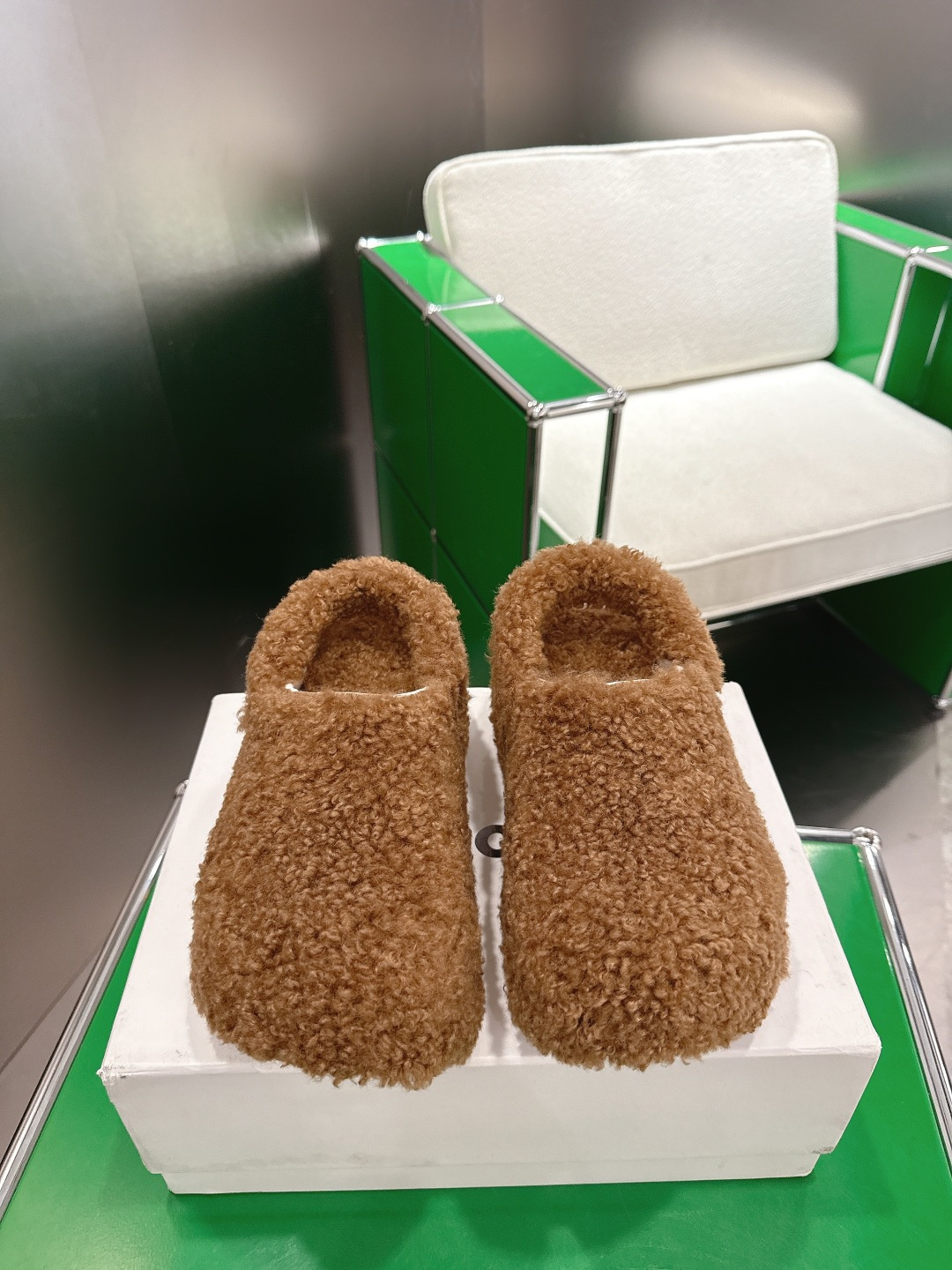 NO:616189,Crocs semi-furry shoes are high-end and classy, ​​and are more suitable for lazy people. They can be put on in one step without having to move your hands. They are convenient and fast. Size: 36-40, semi-furry shoes19860909crocs 半拖毛毛鞋 高端大气上档次外,更适合懒人族们,一脚蹬就穿好了,都不用动下手,方便快捷 size:36-40,半拖毛毛鞋,Women's Shoes