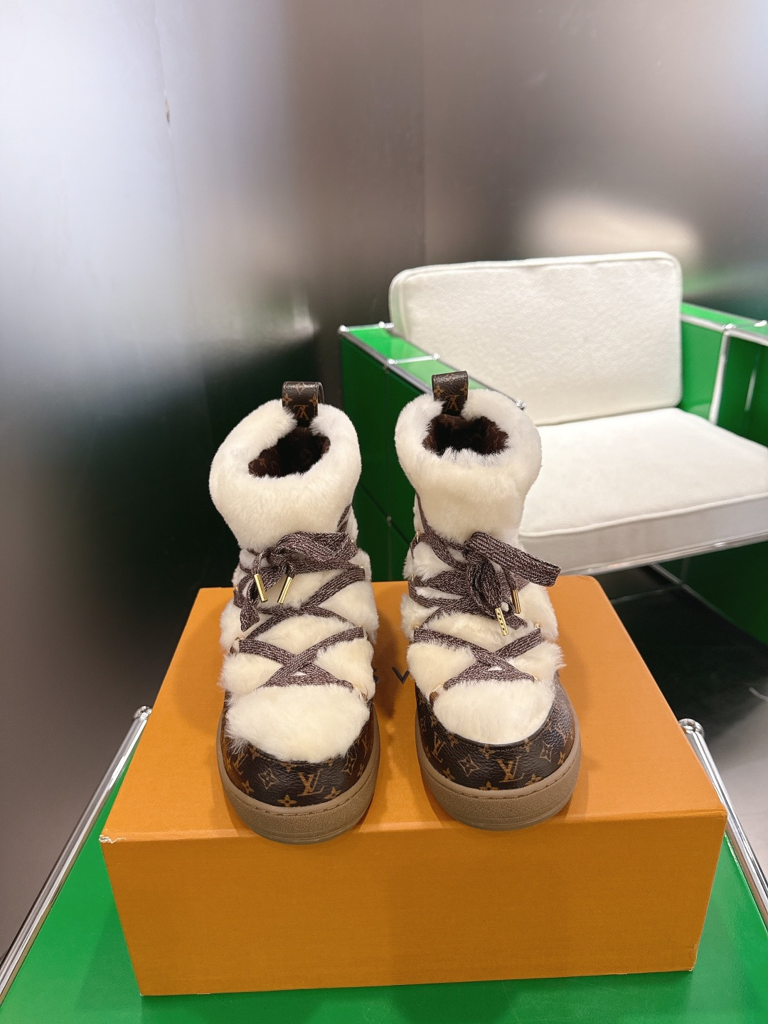 NO:628638,Louis Vuitton Louis Vuitton's latest snow boots for autumn and winter. There are many celebrity Internet celebrities. Real wool uppers are waterproof, windproof and warm. Wool lining is comfortable and breathable. Now is the season, so those who want to buy it should hurry up and stock up. Wear shoes in winter for running and jumping every day. The most important thing is that the soles should be lightweight!  Ultra-light, MAX comfort, it really feels like stepping on shit. With proven quality, you don’t have to choose too much when buying shoes. You really don’t!  Just to get the best value for money, a pair like this is enough in the snow in winter. The outsole is cold-resistant PU and rubber combination, non-slip outsole, size 35-40, snow boots, louis vuitton, louis vuitton, boots19860909Louis Vuitton 路易威登 秋冬最新款雪地靴 超多明星网红种草 真羊毛鞋面 防水防风又保暖 羊毛尼内里舒适又透气,现在正当季,剁手党抓紧囤起来,冬天穿着鞋子每天跑跑跳跳,最重要就是鞋底要轻便！超轻便,舒适感MAX,真的是踩屎感十足 经得住考验的品质,买鞋不用太多选择,真不需要！就是争取到最高性价比,冬季雪地里这样一双足以 大底耐寒PU加橡胶组合防滑大底 码数35-40,雪地靴,louis vuitton,louis vuitton,boots,Women's Shoes