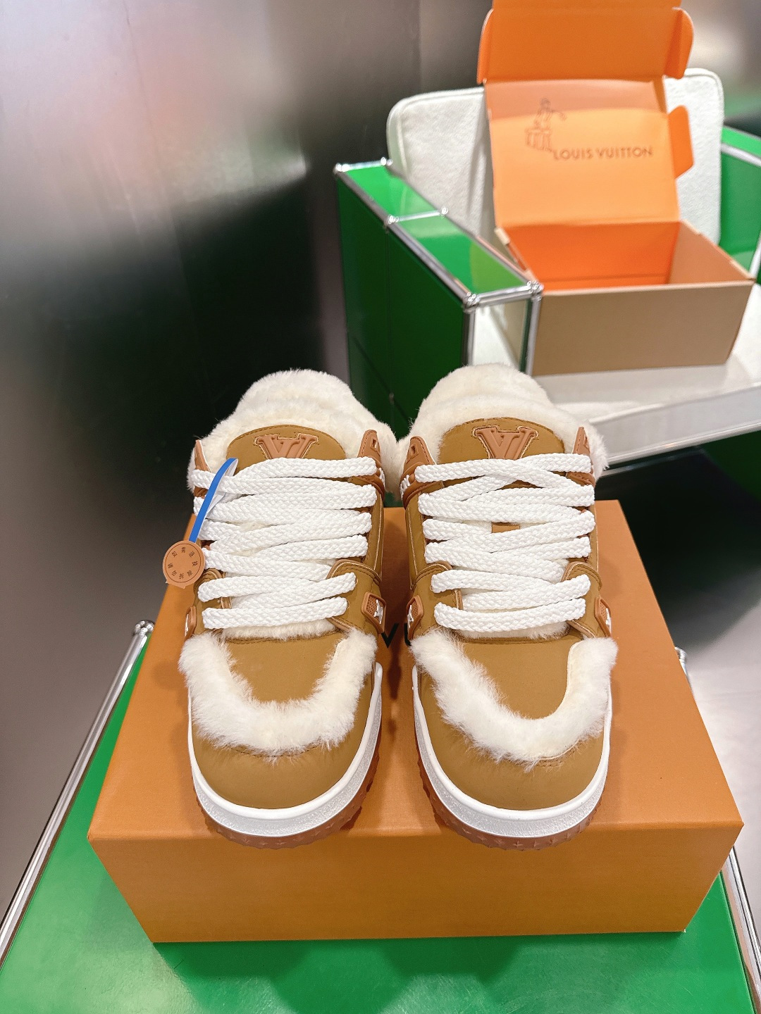 NO:628576,Top version Louis Vuitton Fat Trainer Bread Shoes Casual Shoes Real Wool Lining Top Version Catwalk Style Fat Trainer Bread Shoes Casual Couple Style DIY Beaded Louis Vuitton Spring and Summer Catwalk Style, this pair of 'fat' Trainers is so eye-catching!  Three-dimensional and full colored shoe body, with contrasting letters and logos on the laces, the whole shoe looks like it is made of plasticine, full of childlike innocence between trendy and cool. Exquisite packaging fabrics: original custom imported first-layer cowhide lining: original custom-made breathable mesh outsole: original molded TPU combination outsole sole thickness: 3.5CM size: female 35-40 male 38-46, casual shoes/sports shoes, louis vuitton, louis  vuitton,sneakers,cowhide19860909顶级版本 Louis vuitton 路易威登胖Trainer 面包鞋 休闲鞋 真羊毛内里  顶级版本走秀款胖Trainer 面包鞋 休闲 情侣款 DIY串珠Louis vuitton 春夏走秀款,这双“变胖”了的Trainer好受瞩目！立体饱满的彩色鞋身,搭配鞋带上的撞色字母和Logo,整只鞋看起来好像橡皮泥捏的一样,在潮酷之间充满了童心配送精美包装面料: 原版定制进口头层牛皮内里: 原版定制透气网里大底: 原版开模TPU组合大底底厚: 3.5CMsize: 女35-40 男38-46,休闲鞋/运动鞋,louis vuitton,louis vuitton,sneakers,cowhide,Women's Shoes