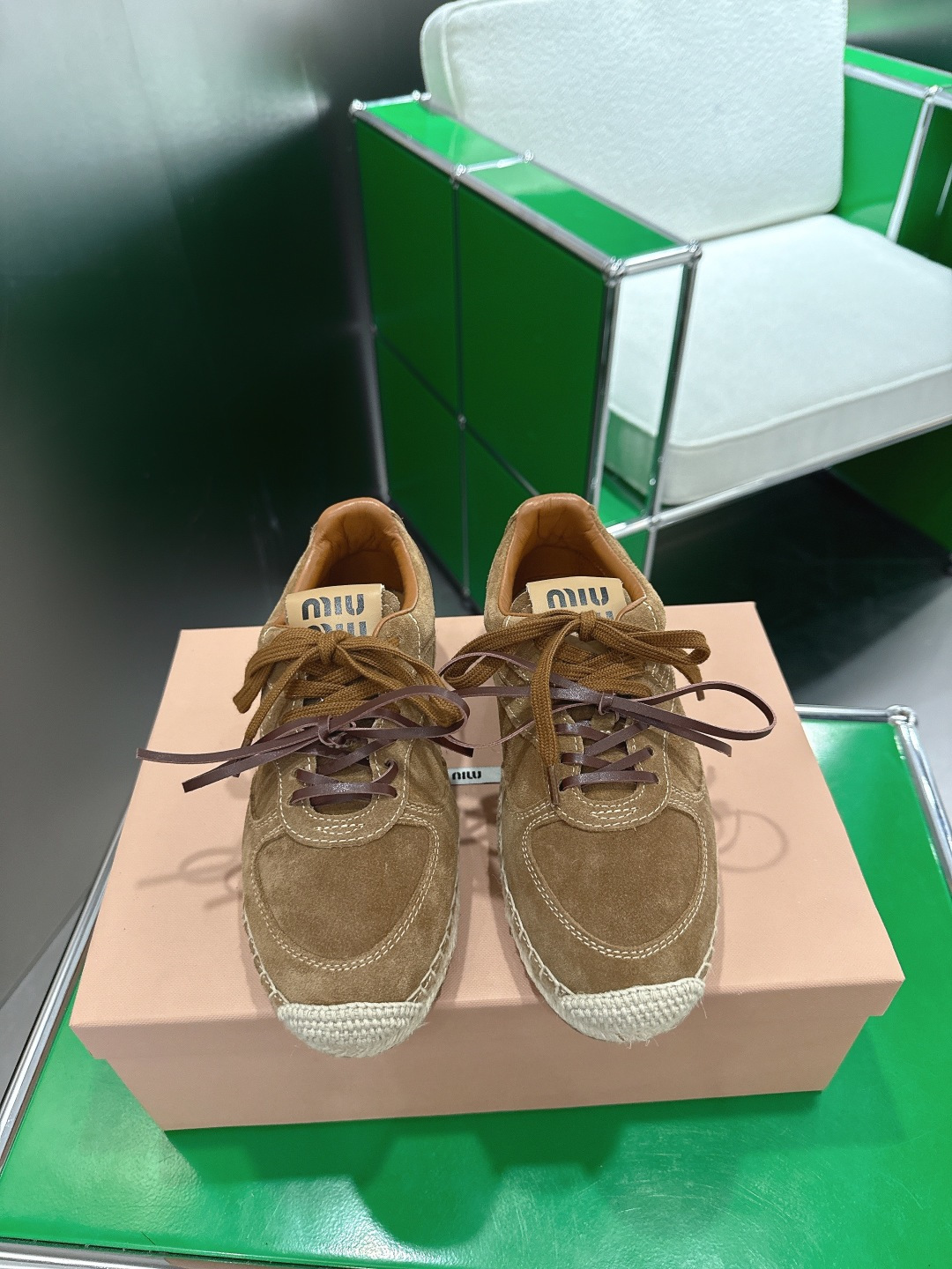NO:628597,(k018) Miu Miu 26 spring and summer catwalk new lace-up moral training shoes and casual shoes. These lace-up casual sneakers ~ a must-have for daily wear. Super good-looking and comfortable on the feet. A classic and versatile item. Size#35-40 (customized for 40, non-refundable), casual shoes/sports shoes, miumiu, sneakers19860909（k018)Miu Miu 缪缪 26春夏走秀新款系带德训鞋 休闲鞋 这款系带休闲运动鞋～日常穿着必选 上脚超级好看舒适 经典百搭的绝绝子单品 Size#35-40（40定做不退换）,休闲鞋/运动鞋,miumiu,sneakers,Women's Shoes