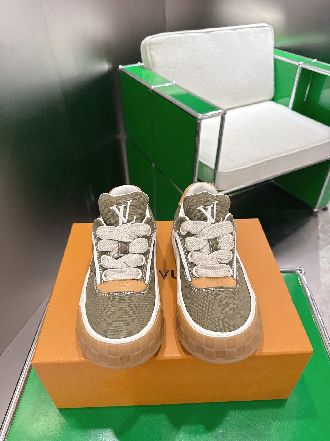 NO:628605,Top version Louis Vuitton Louis Vuitton 25ss catwalk new moral training shoes casual shoes original 11 development!  !  The upper foot is very comfortable. It is made of luxurious materials and fine workmanship. The midsole is printed with English letters made in Europe. The upper is made of calfskin imported from Italy. The side is decorated with the brand LOGO and signature. The latest latex foot mesh lining makes the foot feel super comfortable. The original two-color TPU combination outsole is specially provided by the factory. The package technology is Goodyear stitched and overlocked. Size 35-45, casual shoes/sports shoes, louis vuitton, louis  vuitton,sneakers,cowhide19860909顶级版本 Louis vuitton路易威登 25ss走秀新款德训鞋 休闲鞋 原版11开发！！上脚非常舒适 奢侈用料,做工精细,中底印有欧洲制造英文字母 鞋面由意大利进口小牛皮拼接,侧边饰有品牌LOGO标志及签名,最新乳胶垫脚网布内里,脚感超舒适.原厂特供原版双色TPU组合大底.套包工艺 固特异缝合锁边 码数35-45,休闲鞋/运动鞋,louis vuitton,louis vuitton,sneakers,cowhide,Women's Shoes