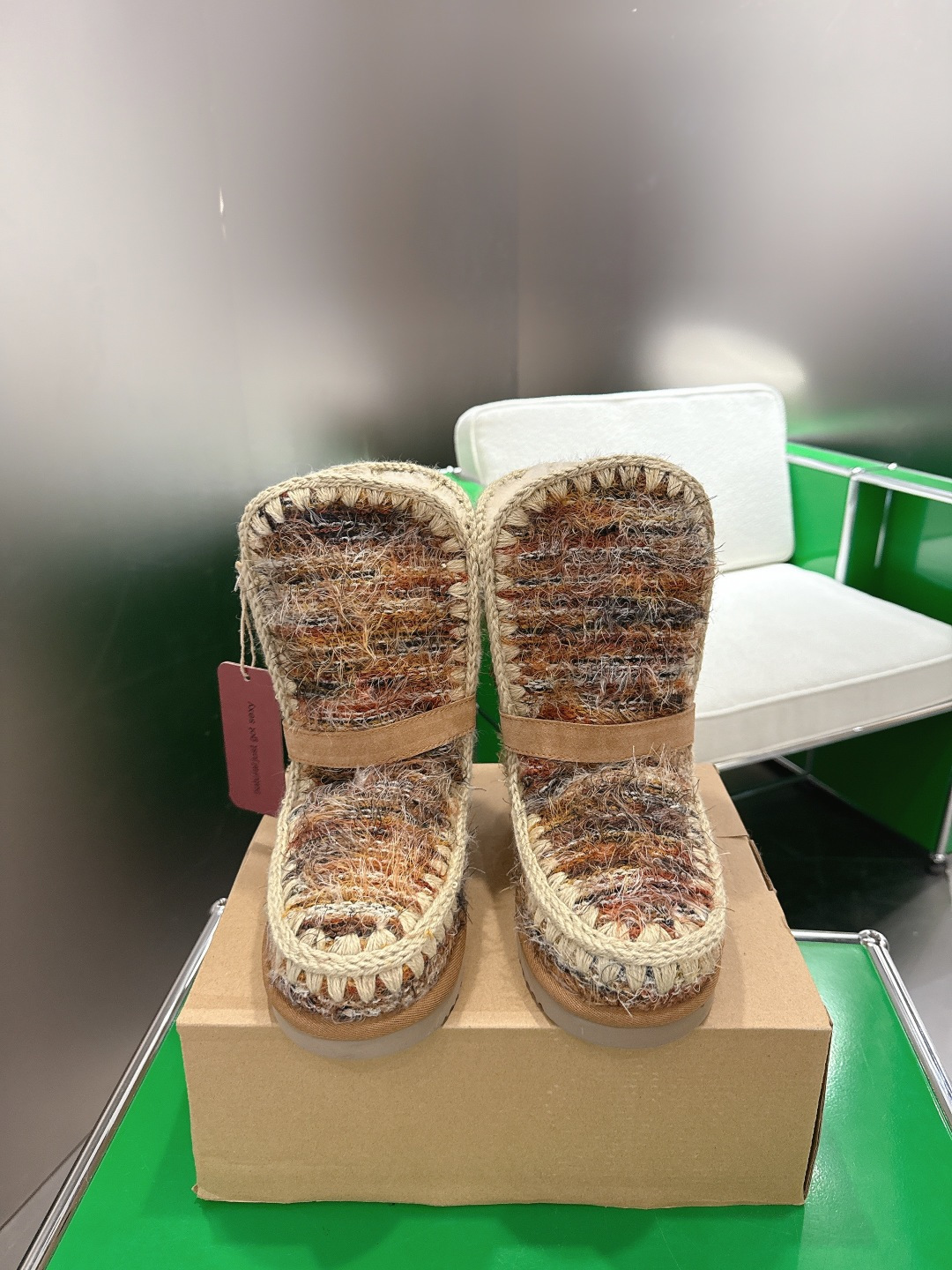 NO:629957,MOU 2025 new autumn and winter Eskimo women's limited-edition colorful woolen sheepskin snow boots. The classic eskimo 18 welcomes a new interpretation. The tassel wool textile fabric is selected and MOU's iconic hand-crocheted wool stitching is incorporated. Every stitch and line is crafted with ingenuity. The interior is covered with soft natural sheepskin, which is warm and enveloping. The sole has a heel support structure combined with a lightweight EVA outsole.  Taking into account the needs of urban walking and outdoor exploration, it has both practicality and beauty. Size 35-39 (40.41 customized), snow boots, boots, sheepskin19860909MOU 2025秋冬新款爱斯基摩女士限量彩色毛呢羊皮毛一体雪地靴 经典eskimo 18迎来新演绎,甄选流苏羊毛纺织面料特色 融入MOU标志性手工钩针羊毛缝线,每一针一线皆为匠心打造. 内里覆以柔软天然羊皮毛一体,温暖包覆. 鞋底 后跟支撑结构结合轻盈EVA大底, 兼顾都市步履与户外探索需求,实用性与美感兼具. 码数35-39（40.41定做）,雪地靴,boots,sheepskin,Women's Shoes