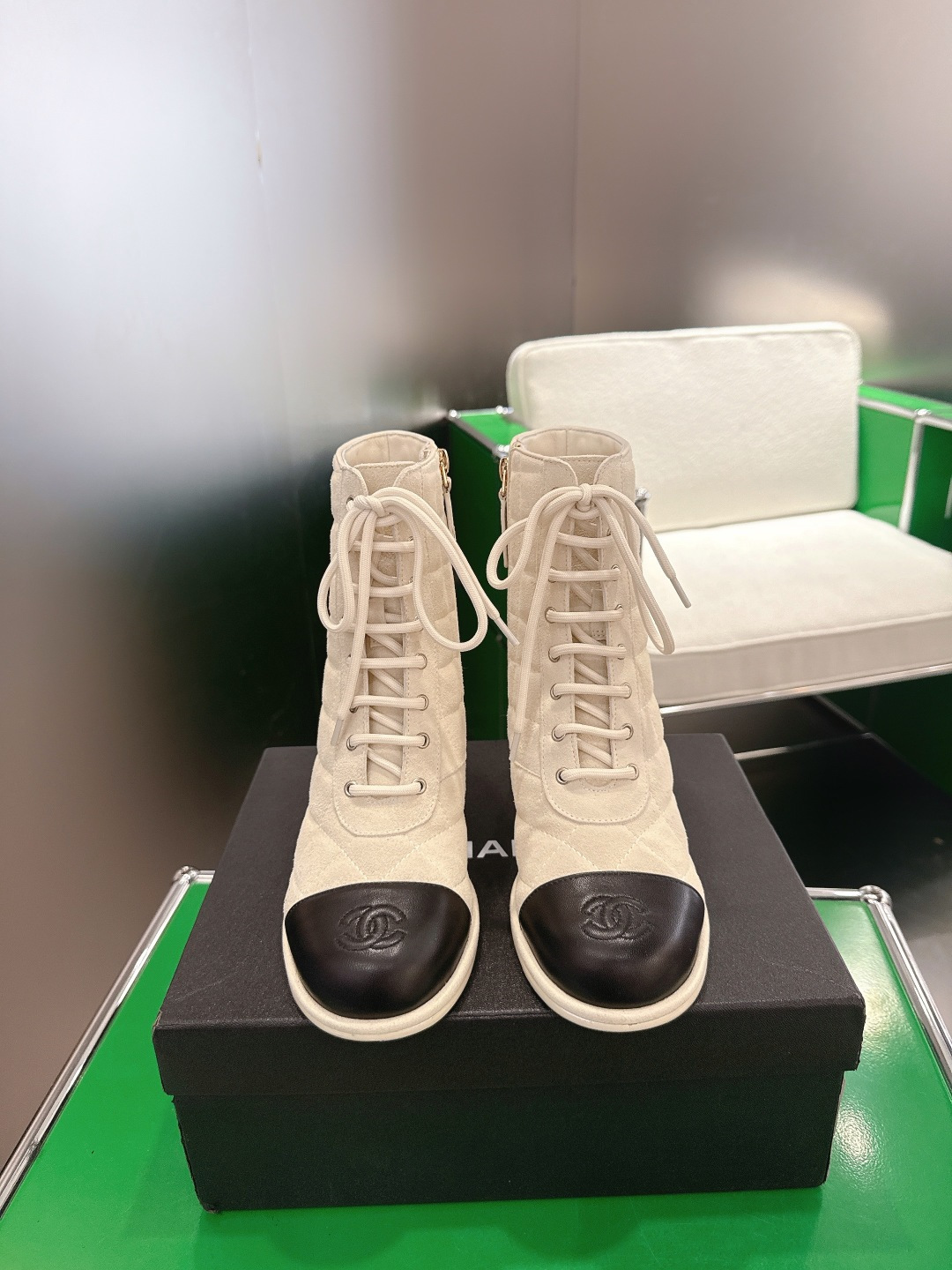 NO:646905,Top version (k010) Chanel Chanel's new short boots, the same style as CHANEL's official website, Chanel's new short boots, simple and elegant, this style is fashionable and versatile and feels comfortable on the feet, imported first-layer cowhide, sheepskin lining, genuine leather outsole, heel height 9cm, size 35-39 (4041 custom-made, non-refundable and non-exchangeable), boots, chanel, chanel, boots, cowhide, sheepskin, Leather soles19860909顶级版本(k010)Chanel 香奈儿新款短靴  CHANEL官网同款, 香奈儿新款短靴,简约大方,此款时尚百搭脚感舒适,进口头层牛皮,羊皮内里,真皮大底,跟高9cm  码数35-39（4041订做不退不换）,靴子,chanel,chanel,boots,cowhide,sheepskin,Leather soles,Women's Shoes