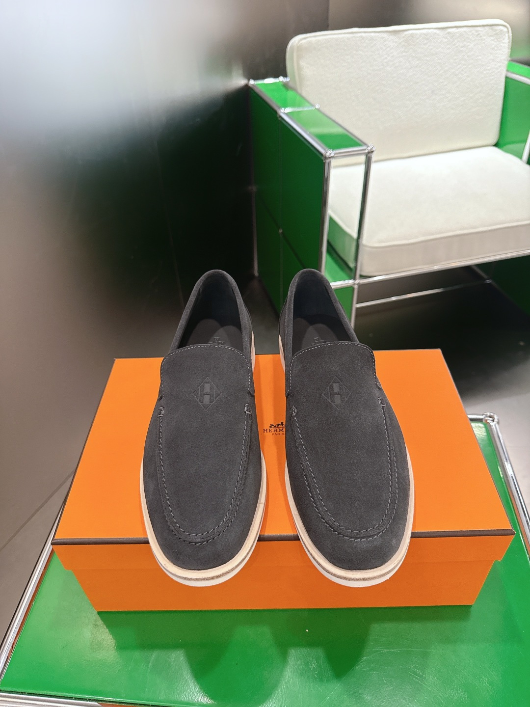 NO:646895,(k010) Hermes Julian Series Loafers for Couples This Julian Series calfskin and suede goatskin lace-up free sneakers are decorated with iconic 'H' details. The design is simple and smooth, creating a fashionable urban look. It is comfortable and versatile. H family classics are not outdated. The delivery counter is beautifully packaged. The material is original frosted cowhide. The lining is imported soft sheepskin. The sole is the original molded sole.  Size 35-42 for women (41.42 for customization, non-refundable and non-exchangeable) Men 39-46 (45.46 for customization, non-refundable and non-exchangeable), loafers, hermes, hermes, loafers, sneakers, cowhide, sheepskin, chamois leather19860909(k010)Hermes 爱马仕Julian 系列 情侣款 乐福鞋  这款Julian系列小牛皮和麂皮山羊皮免系带运动鞋,饰有标志性“H”细节.设计简约流畅,打造时尚都市造型 舒适百搭 H家经典不过时 ,配送专柜精美包装 面料原版磨砂牛皮 内里进口柔软羊皮 鞋底原版开模鞋底 码数35-42女(41.42定制不退不换) 男39-46(45.46定制不退不换),乐福鞋,hermes,hermes,loafers,sneakers,cowhide,sheepskin,chamois leather,Women's Shoes